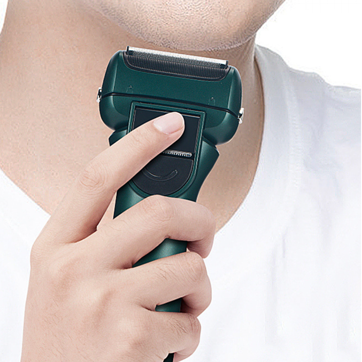 Die Hand einer Person, die einen elektrischen Rasierer zum Rasieren des Gesichts benutzt.