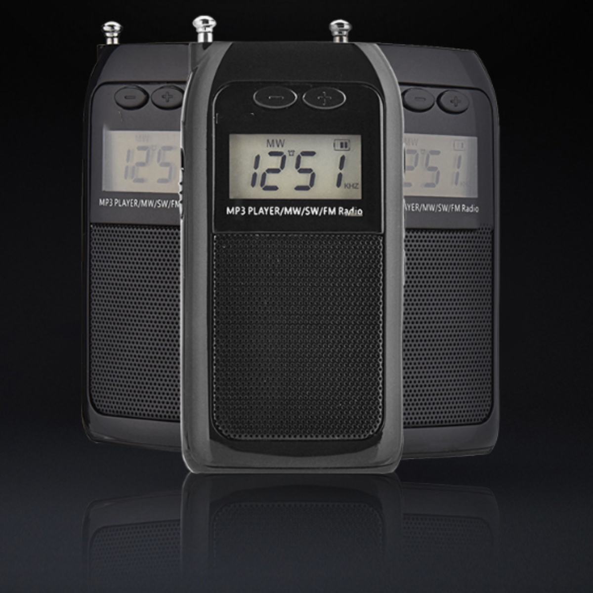 Drei schwarze MP3-Player. Jeder zeigt eine Frequenz an.