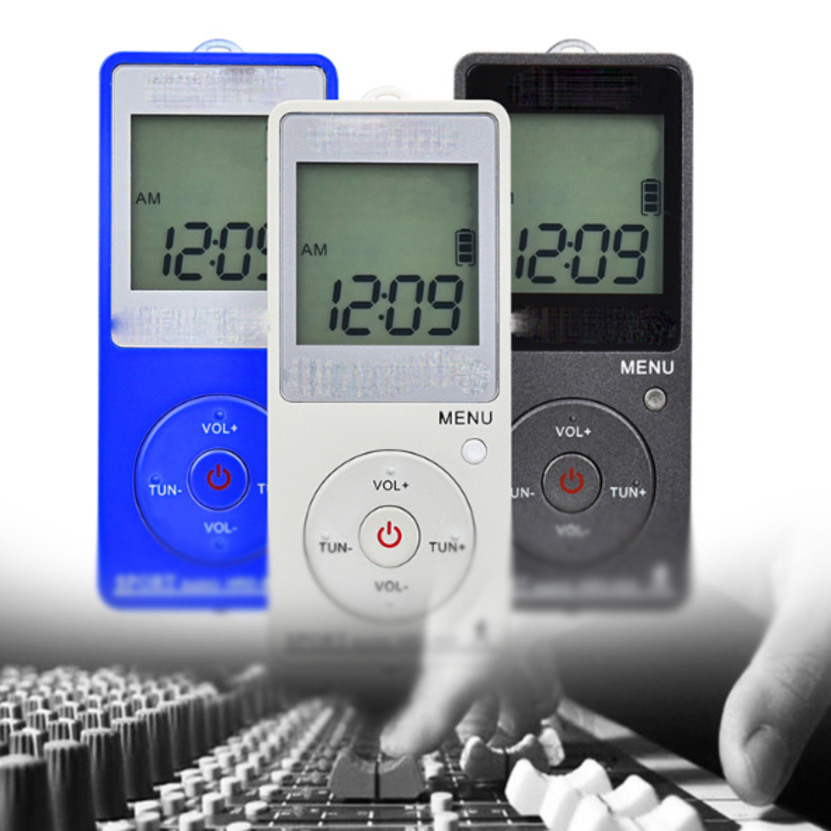 Drei tragbare Radios. Blau, weiß und schwarz. Jedes hat ein Display mit Uhrzeit und Knöpfen darunter.