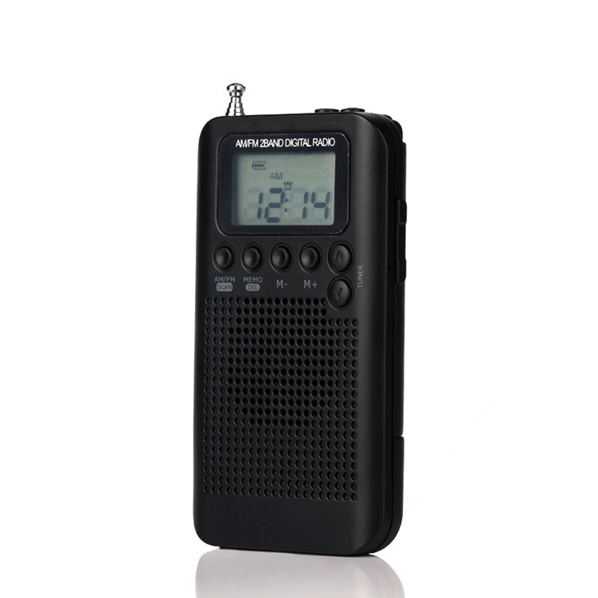 Ein kleines, schwarzes AM/FM-Digitalradio mit Anzeige von 12:14 und Tasten.