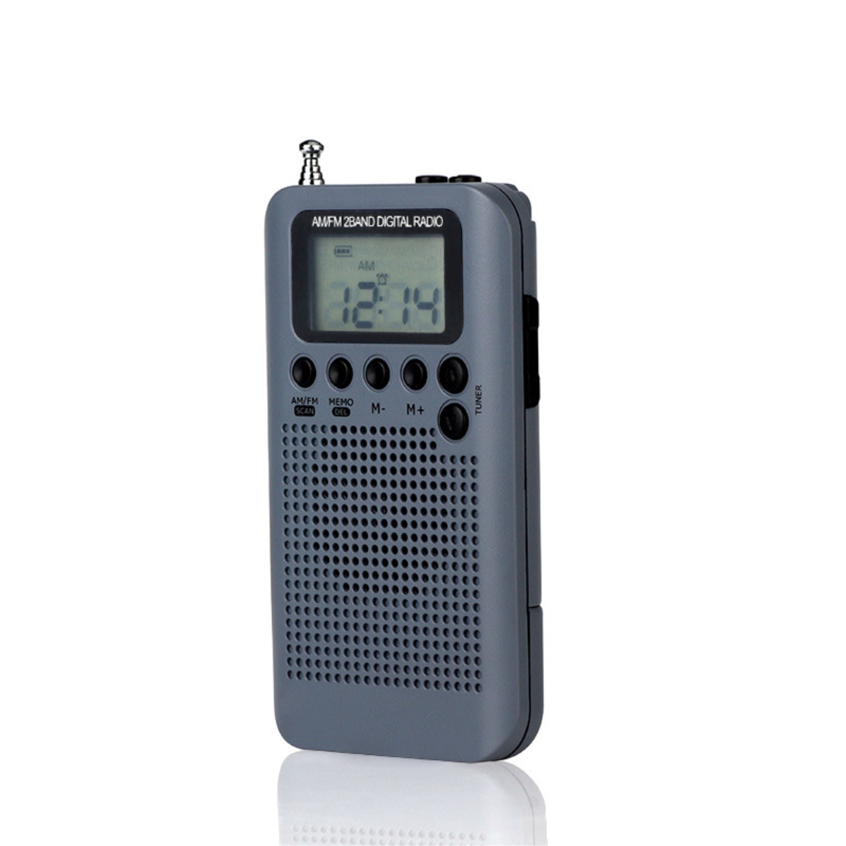 Graues AM/FM-Radio mit Digitalanzeige, die die Zeit anzeigt.