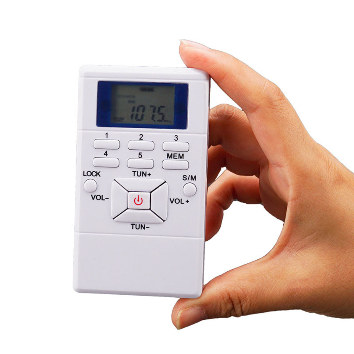 Hand, die ein weißes Radio mit Knöpfen und digitaler Anzeige hält.