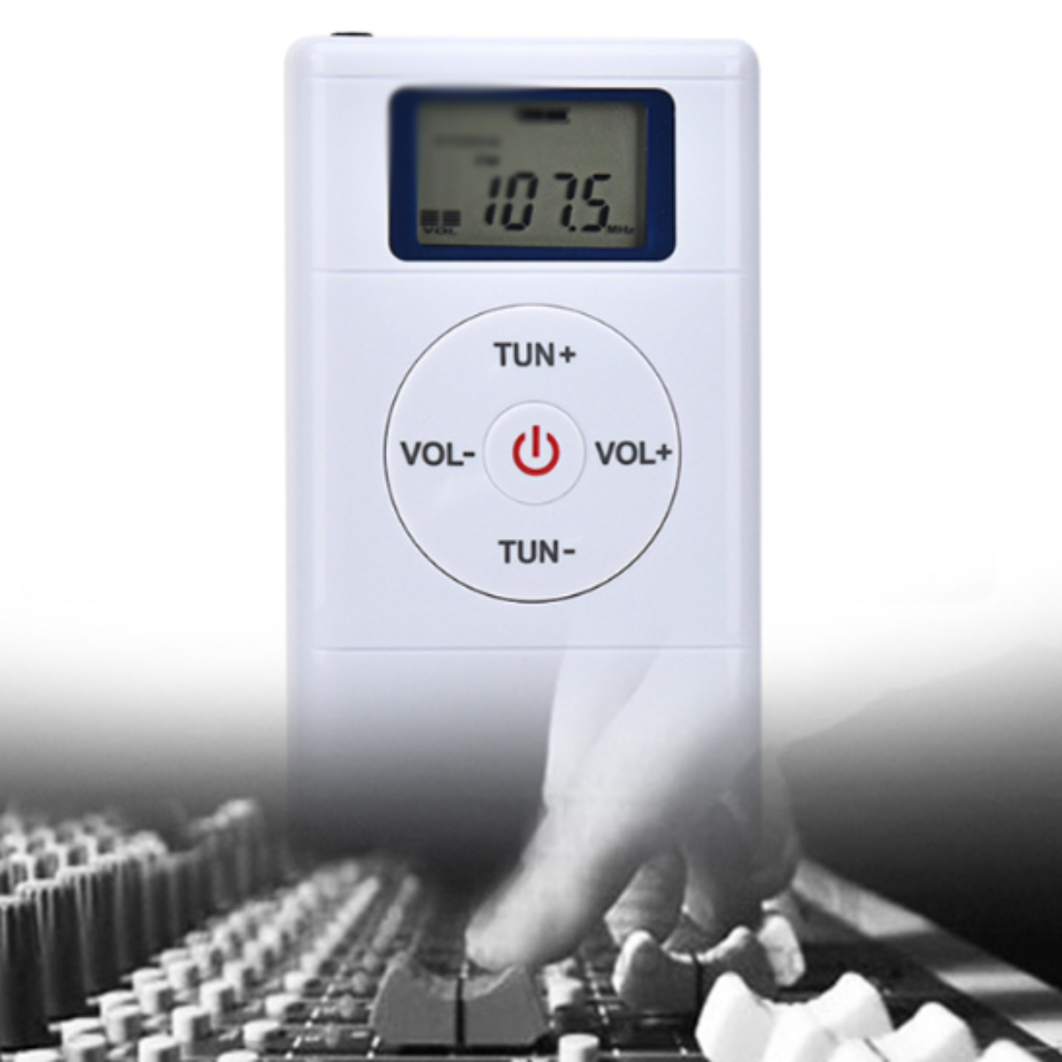 Weißes Digitalradio mit Knöpfen und Display, auf einem Mischpult platziert.