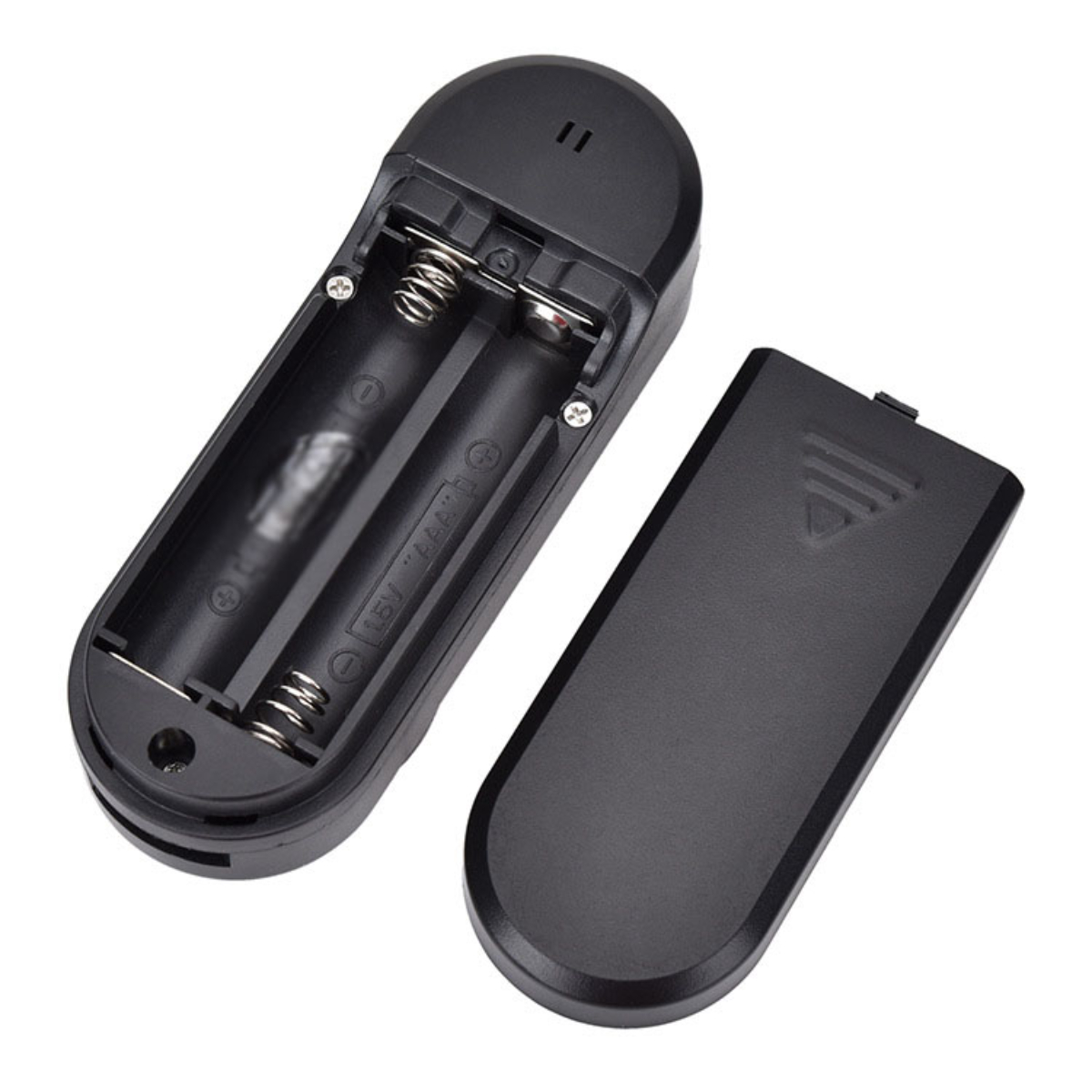 Schwarze Fernbedienung, offen, zeigt Batteriefach und Abdeckung.