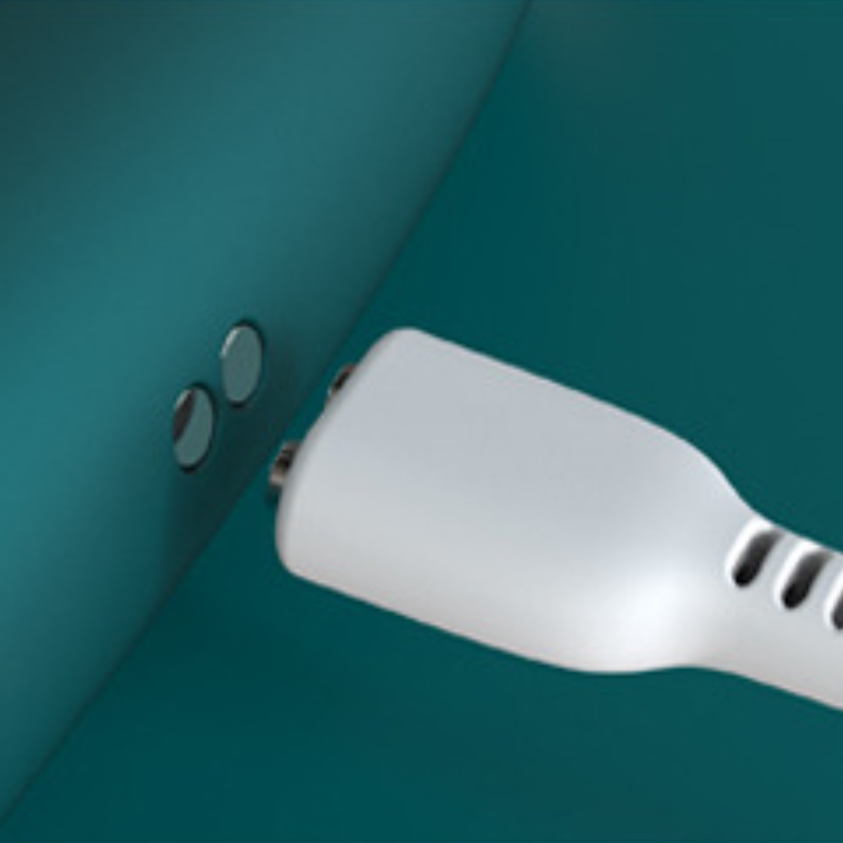 Ein weißer Stecker und zwei silberne Steckdosen auf türkisem Hintergrund.