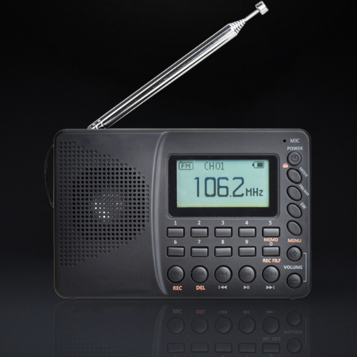 Schwarzes tragbares Radio, beleuchtetes Display mit Frequenzanzeige. Silberne Antenne, schwarzer Hintergrund.