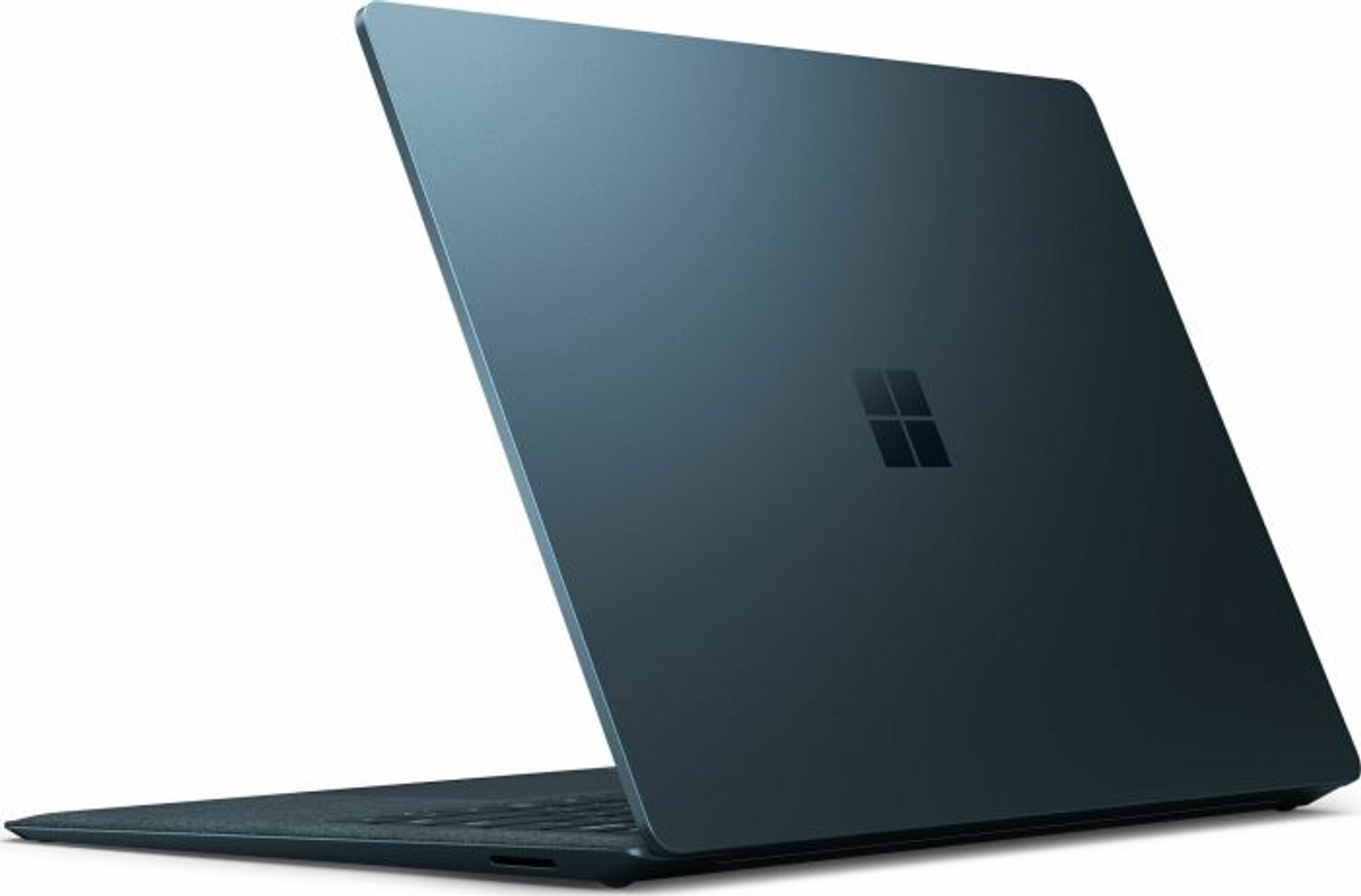 Blauer Laptop von Microsoft, geschlossen, zeigt die Rückseite mit dem Microsoft-Logo.