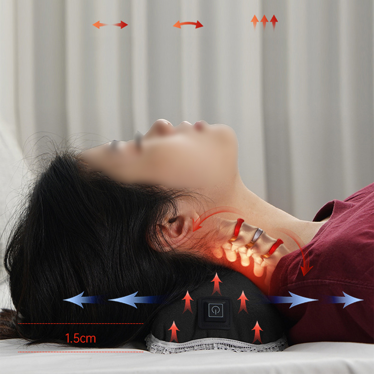 Frau benutzt Nackenmassagegerät. Pfeile zeigen Massage- und Wärmerichtung an, auf einem Bett.