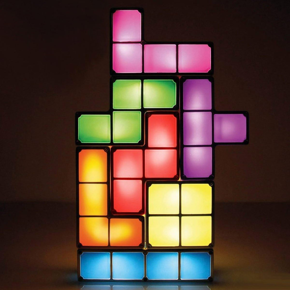 Leuchtende Tetris-Blöcke in verschiedenen Farben, in einer Tetris-ähnlichen Form, auf dunklem Grund.