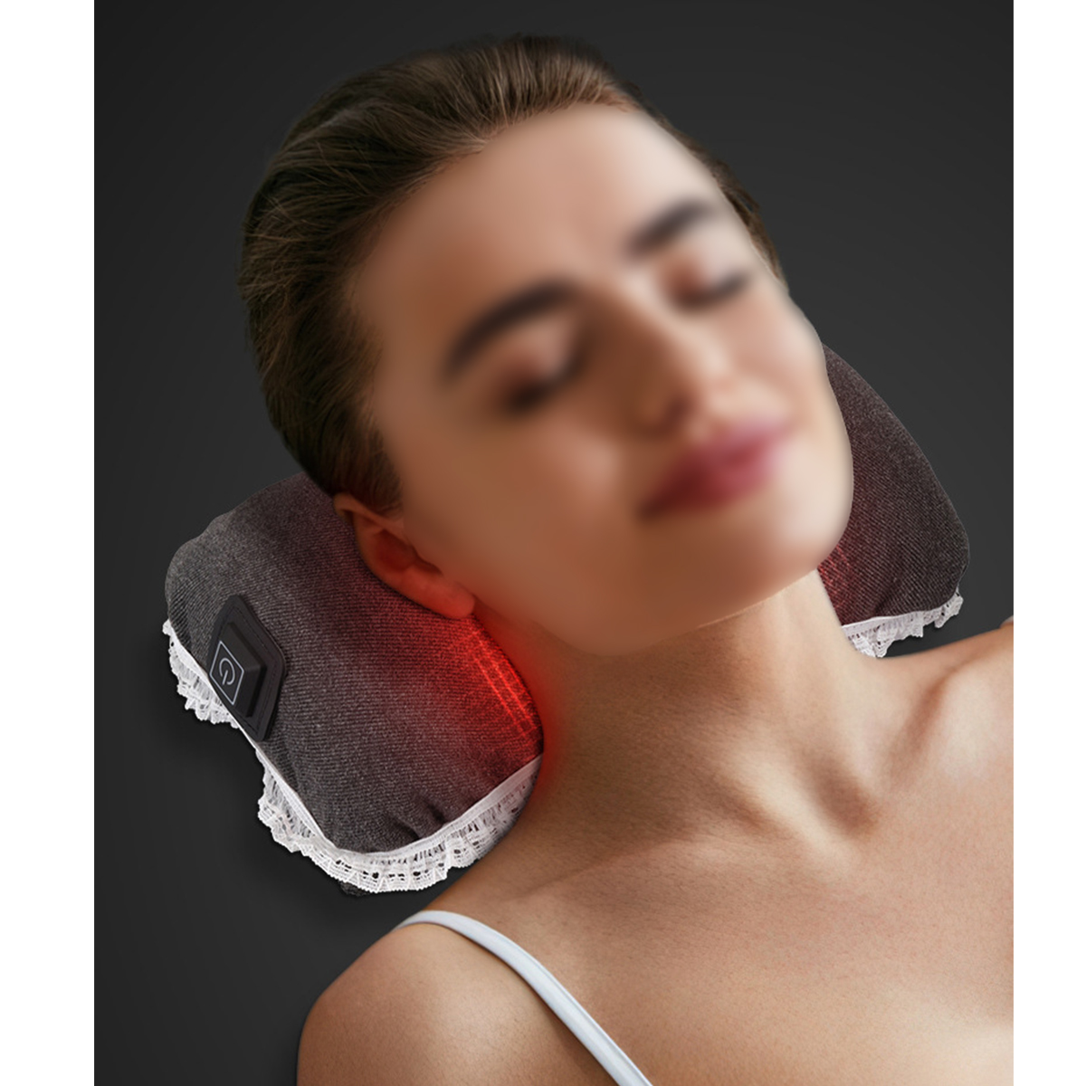 Eine Frau trägt ein Nackenkissen mit rotem Licht. Das Kissen ist grau und hat eine weiße Spitze.