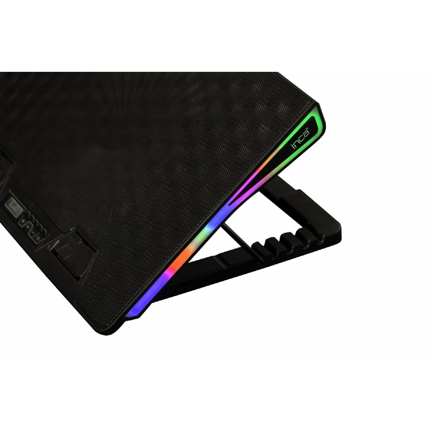 Schwarzer Laptop-Kühler mit mehrfarbigen LED-Leuchten. Winkelansicht. Weißer Hintergrund.