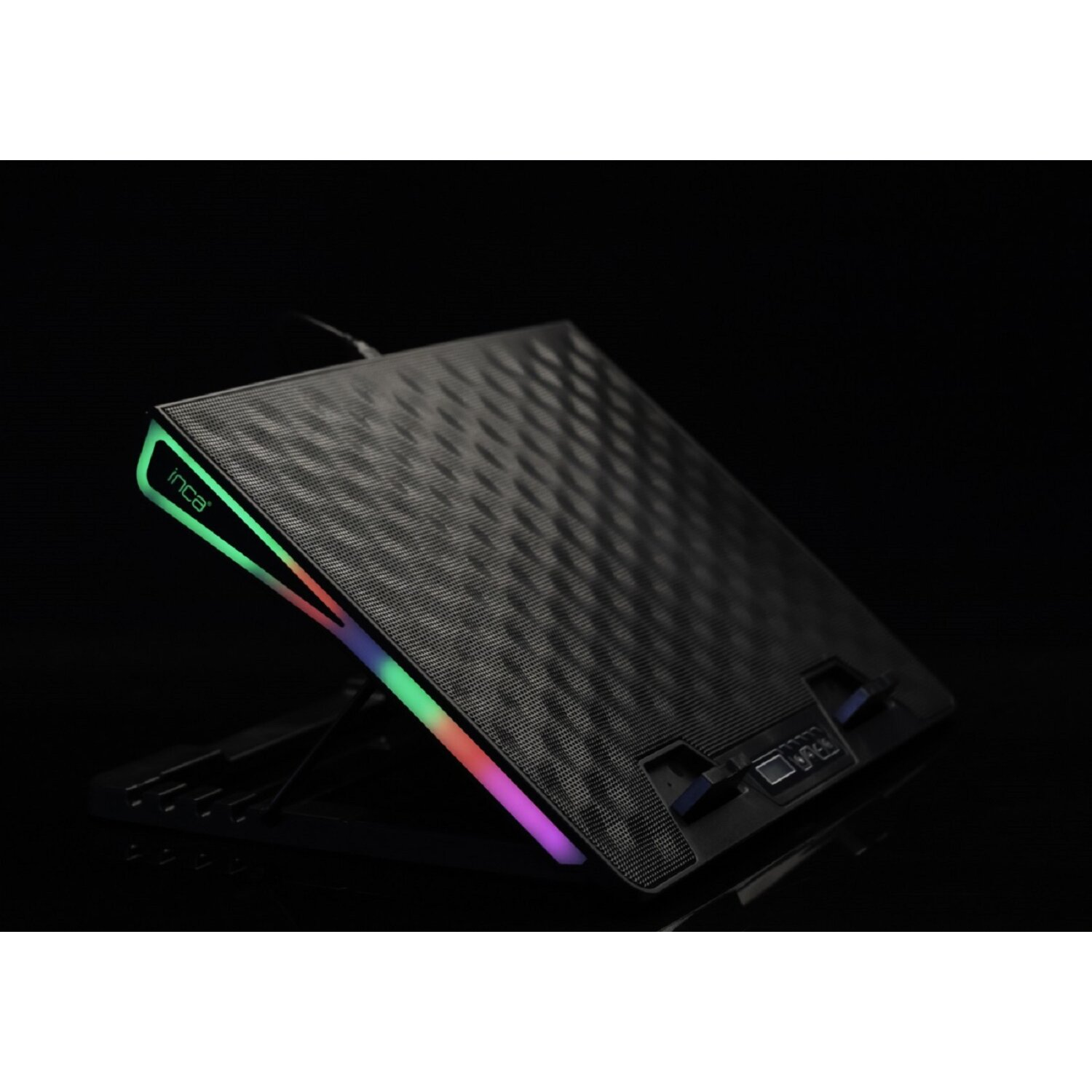 Ein schwarzes Laptop-Kühlpad mit RGB-Beleuchtung.