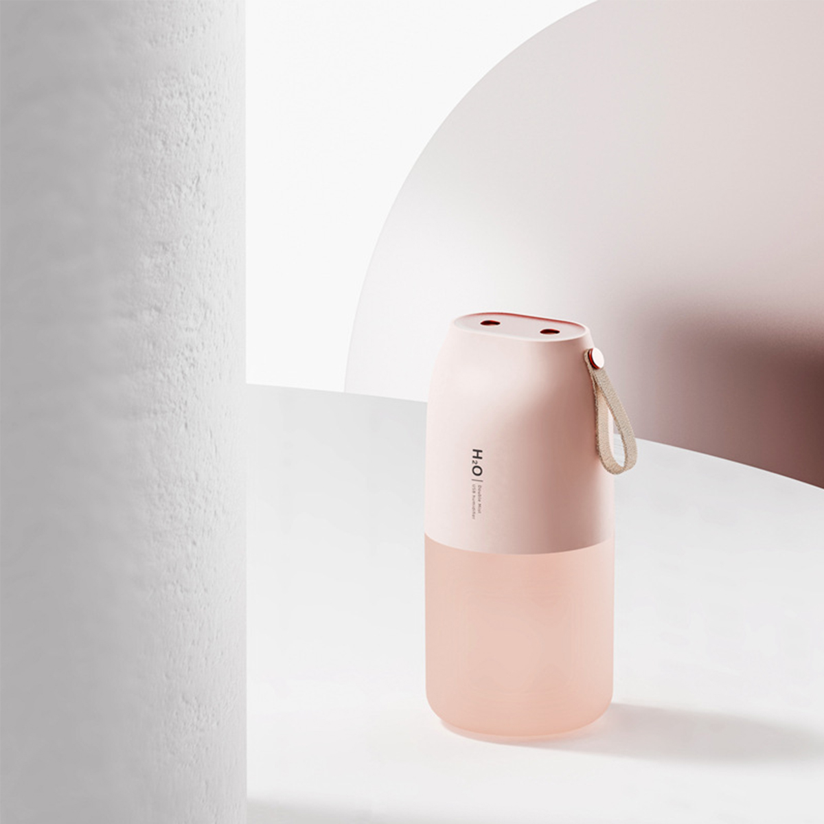 Rosa-weiße Wasserflasche. H.O.I. Text. Neutraler Hintergrund. Ein hellbrauner Riemen.