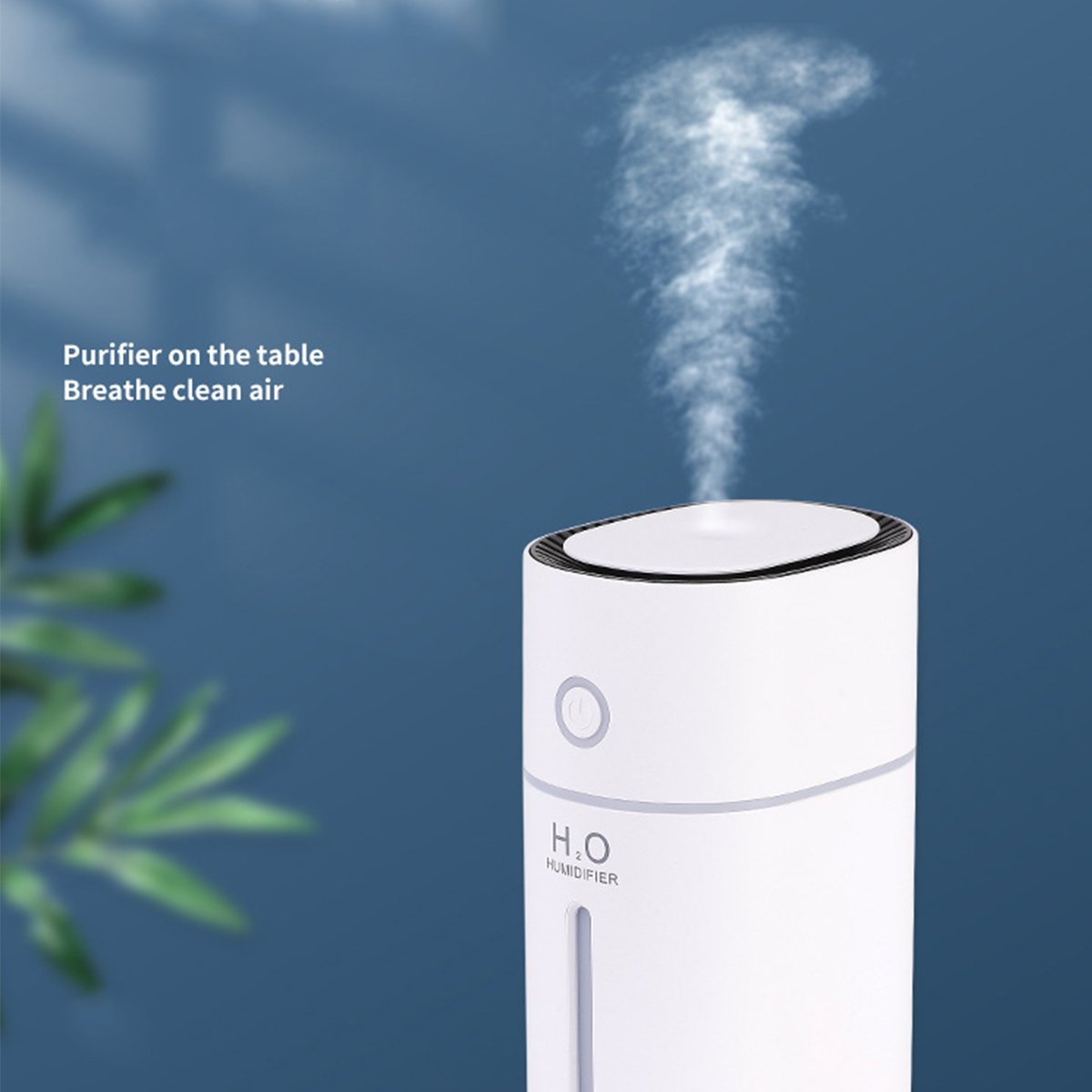 Weißer Luftbefeuchter, Nebel nach oben ausstoßend. Text: Reiniger auf dem Tisch, Atme saubere Luft.