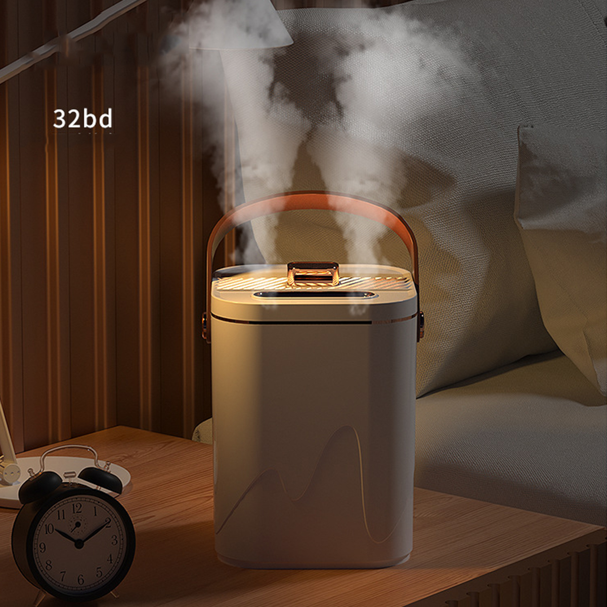 Weißer Luftbefeuchter mit Griff auf einem Holztisch, mit aufsteigendem Dampf. Eine Uhr steht daneben.
