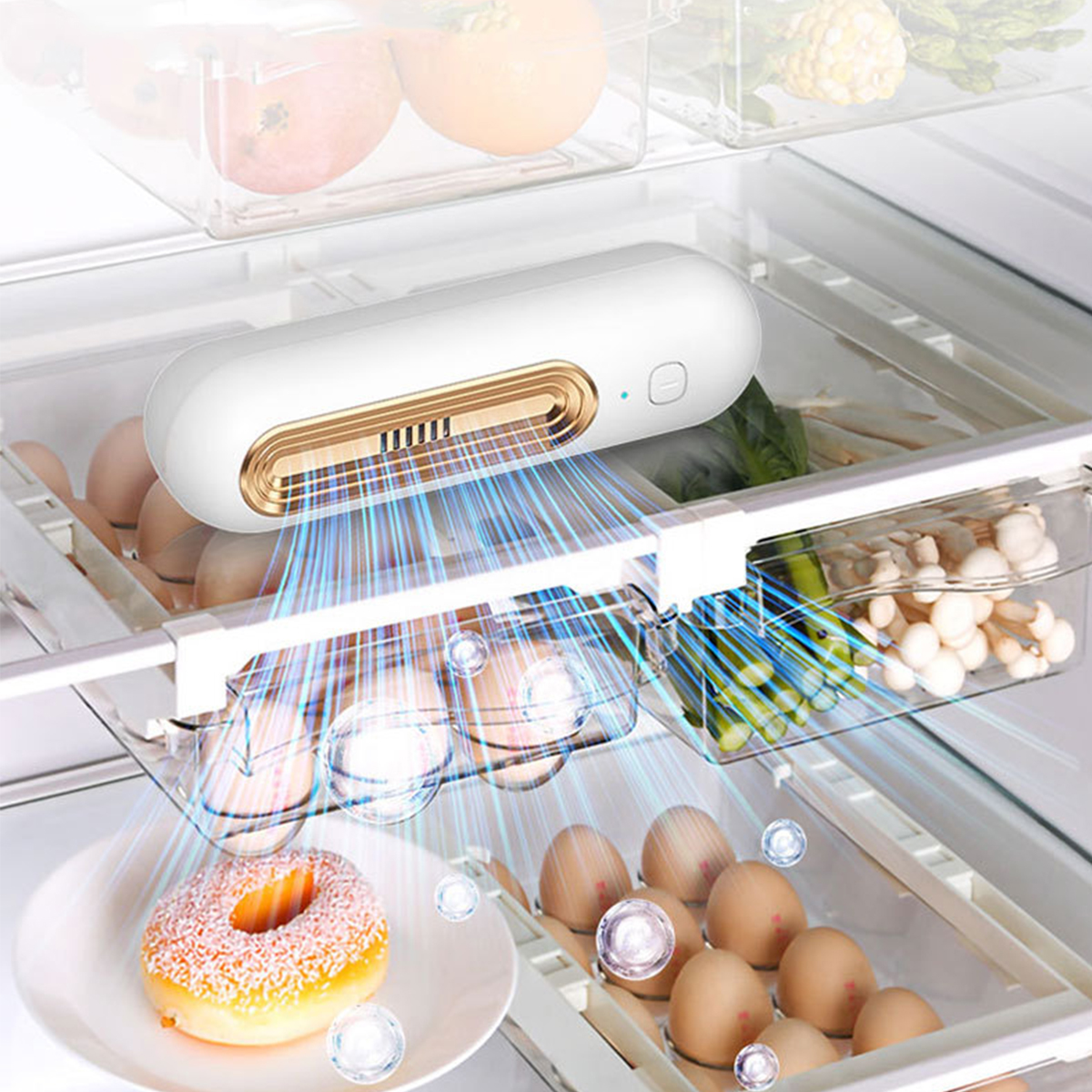 Ein weißes Gerät in einem Kühlschrank. Eier und Lebensmittel befinden sich im Kühlschrank. Blaues Licht scheint.