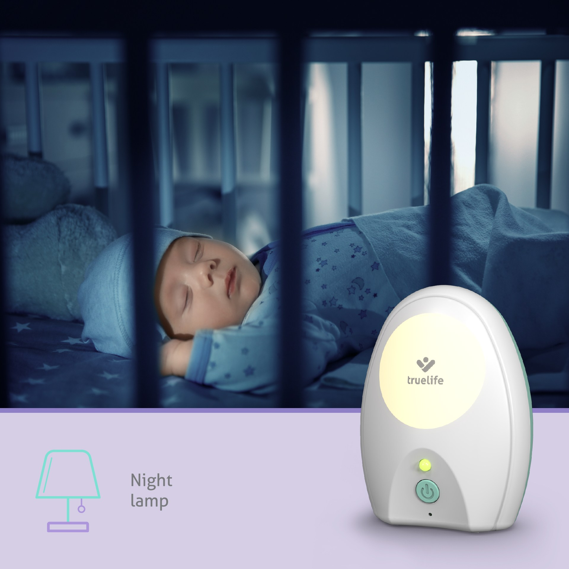Baby schläft in einem Kinderbett. Eine Nachtlampe leuchtet im Vordergrund, links ein Lampensymbol.