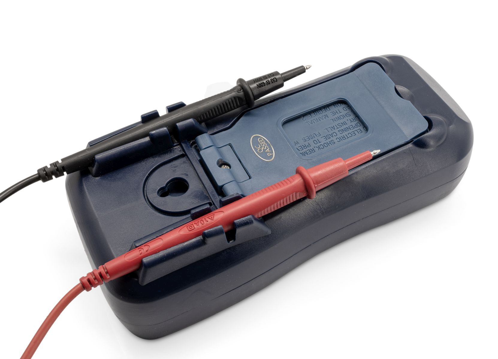 Ein Multimeter mit schwarzen und roten Sonden auf einem blauen Gerät.