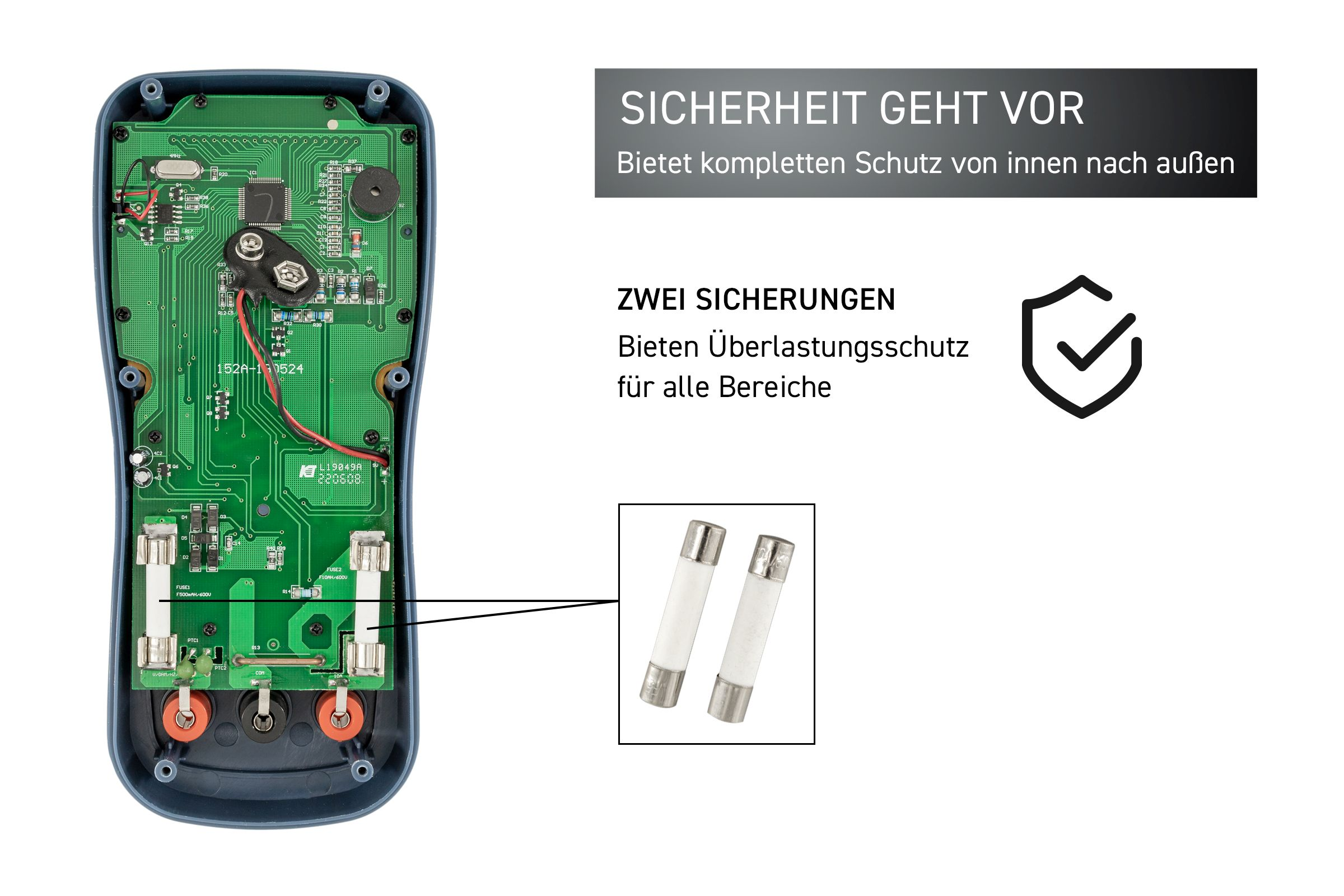 Offenes Multimeter mit sichtbaren internen Komponenten, zwei Sicherungen sind an der Seite gezeigt.