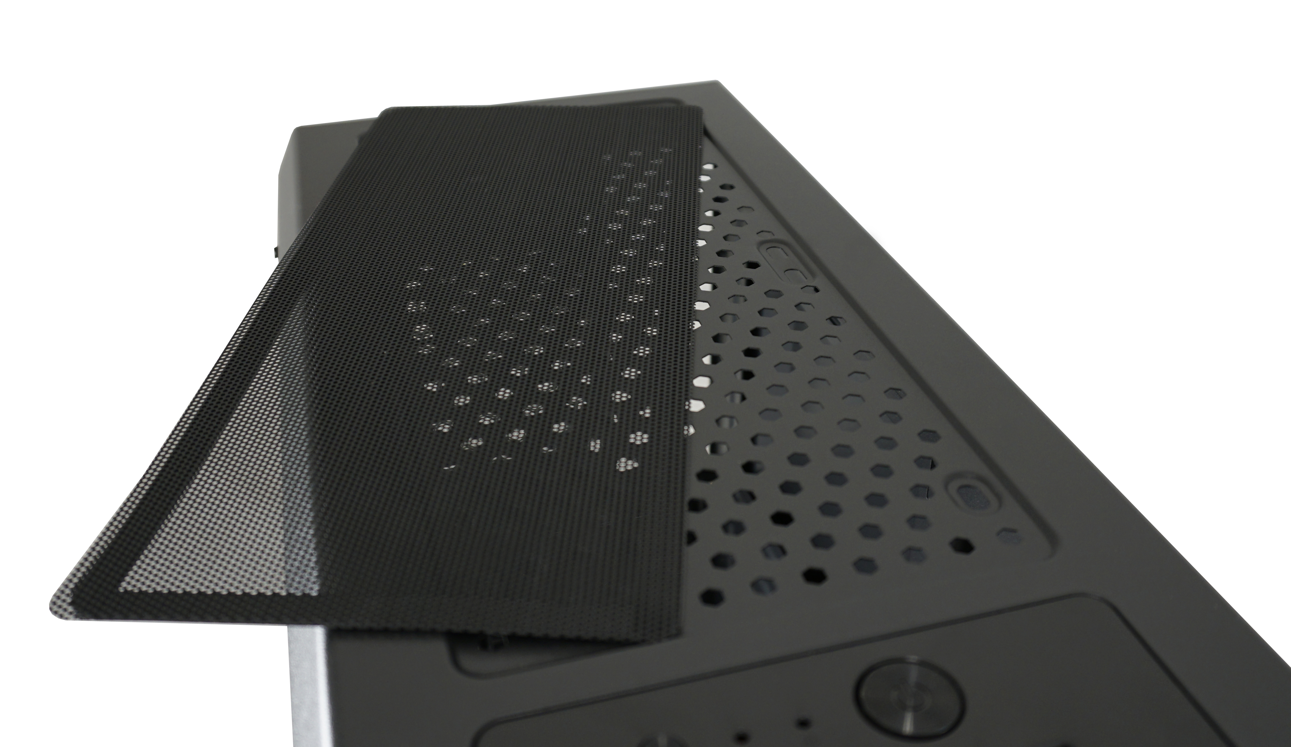 Parte superiore del case del computer nero con rete e fori. Sfondo bianco.