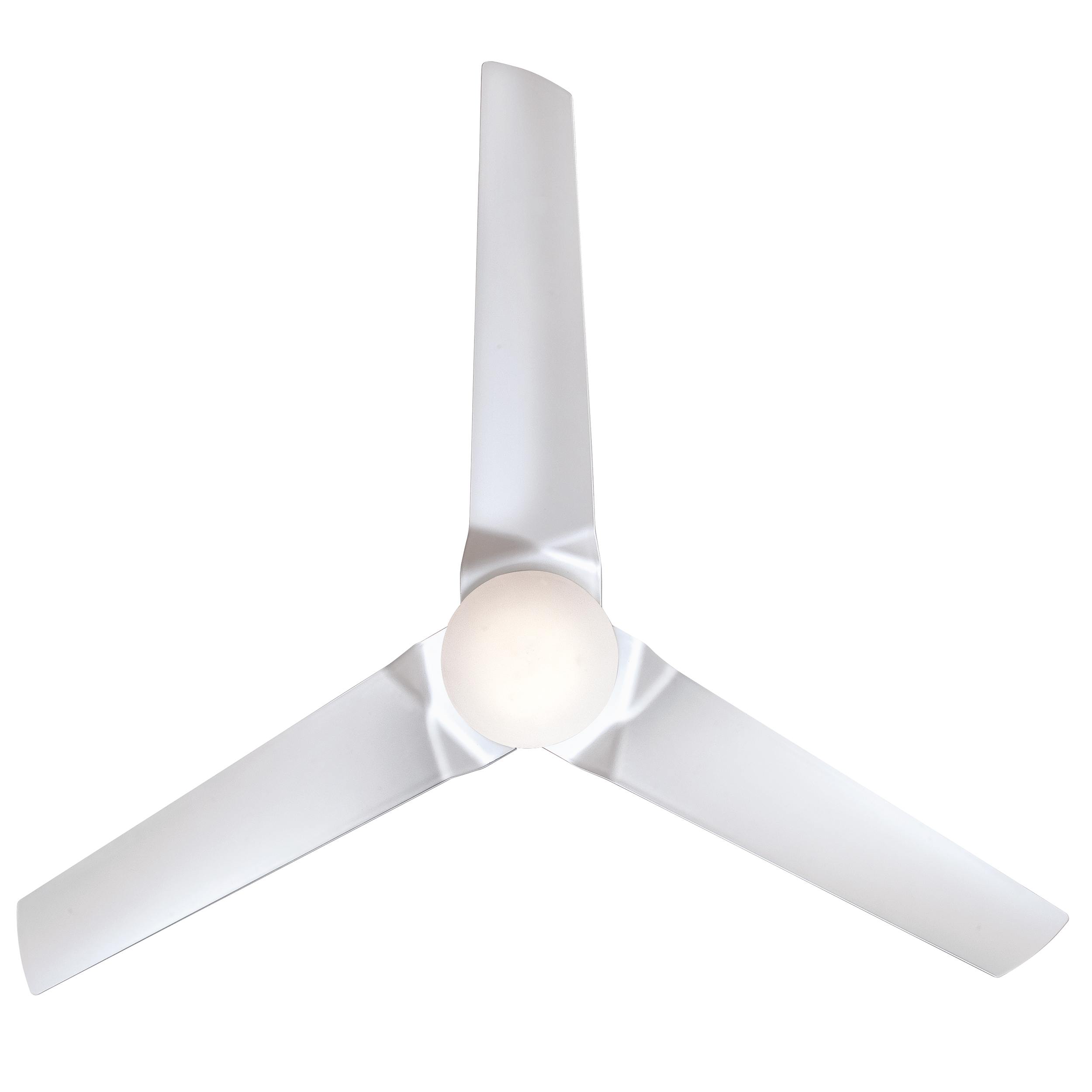 Ein weißer Deckenventilator mit drei Flügeln und einem Licht. Er ist vor weißem Hintergrund.