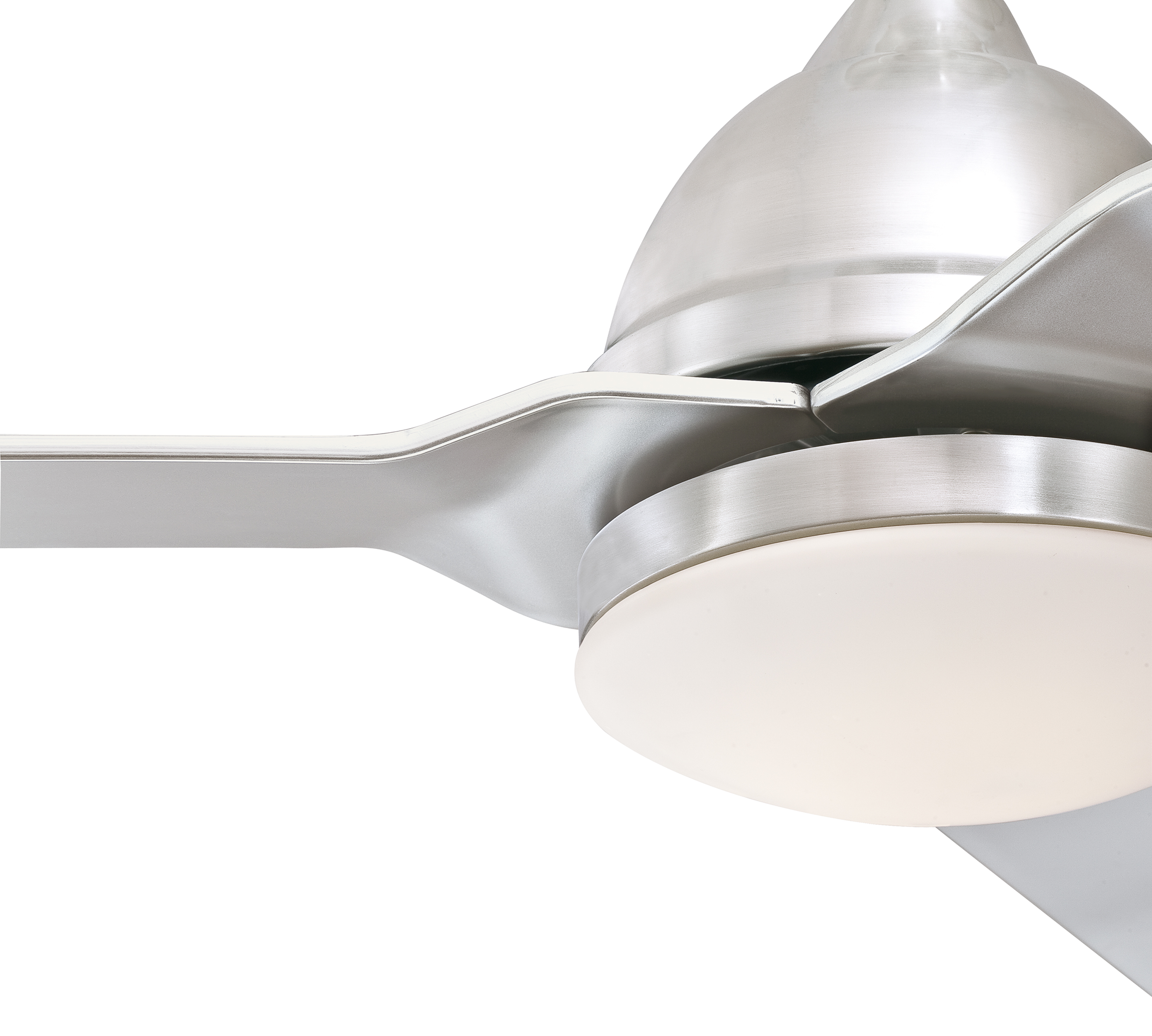 Nahaufnahme eines silbernen Deckenventilators mit drei Blättern und einer zentralen Leuchte.