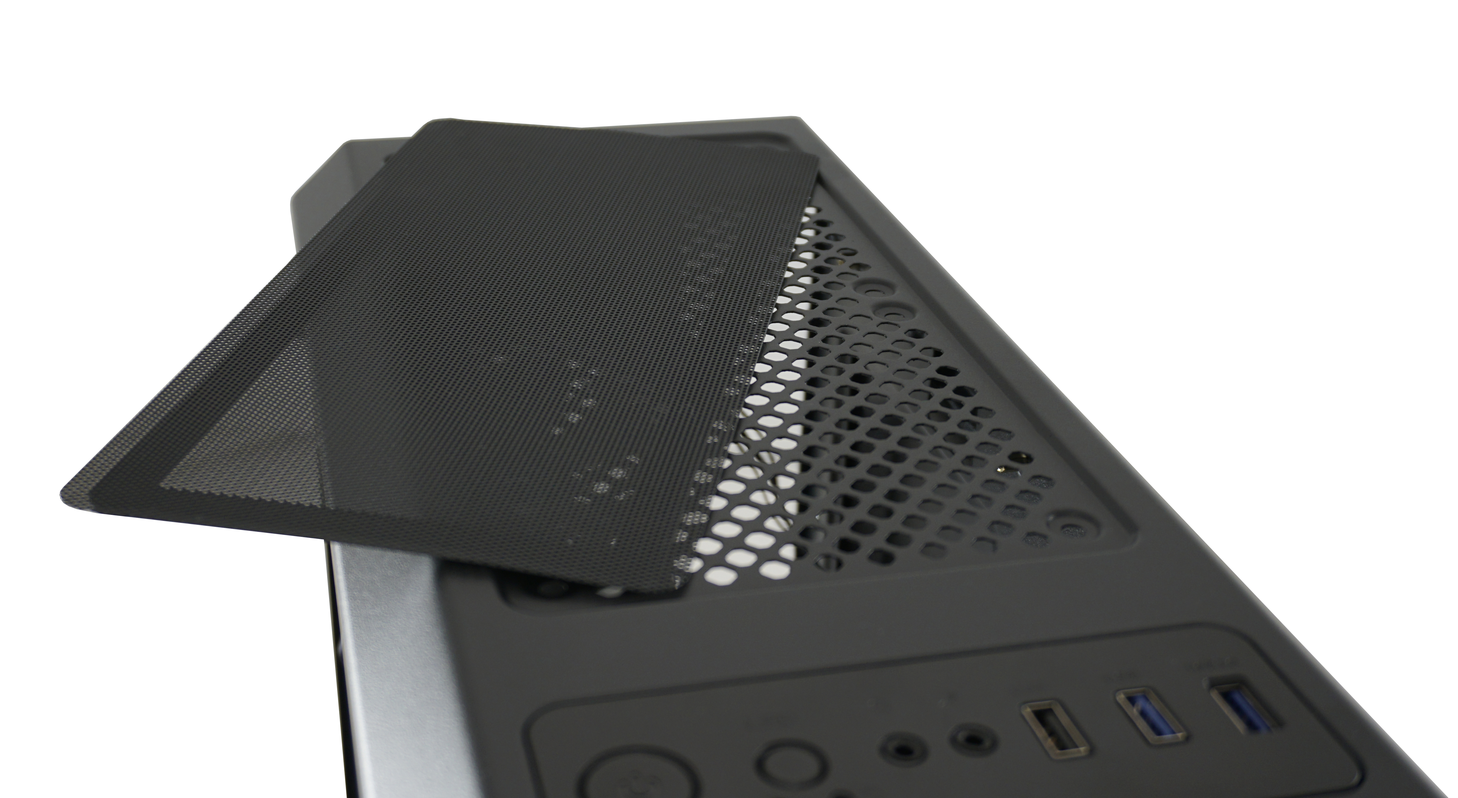 Case per computer nero con pannello a rete. Una rete nera è sopra la parte superiore del case.