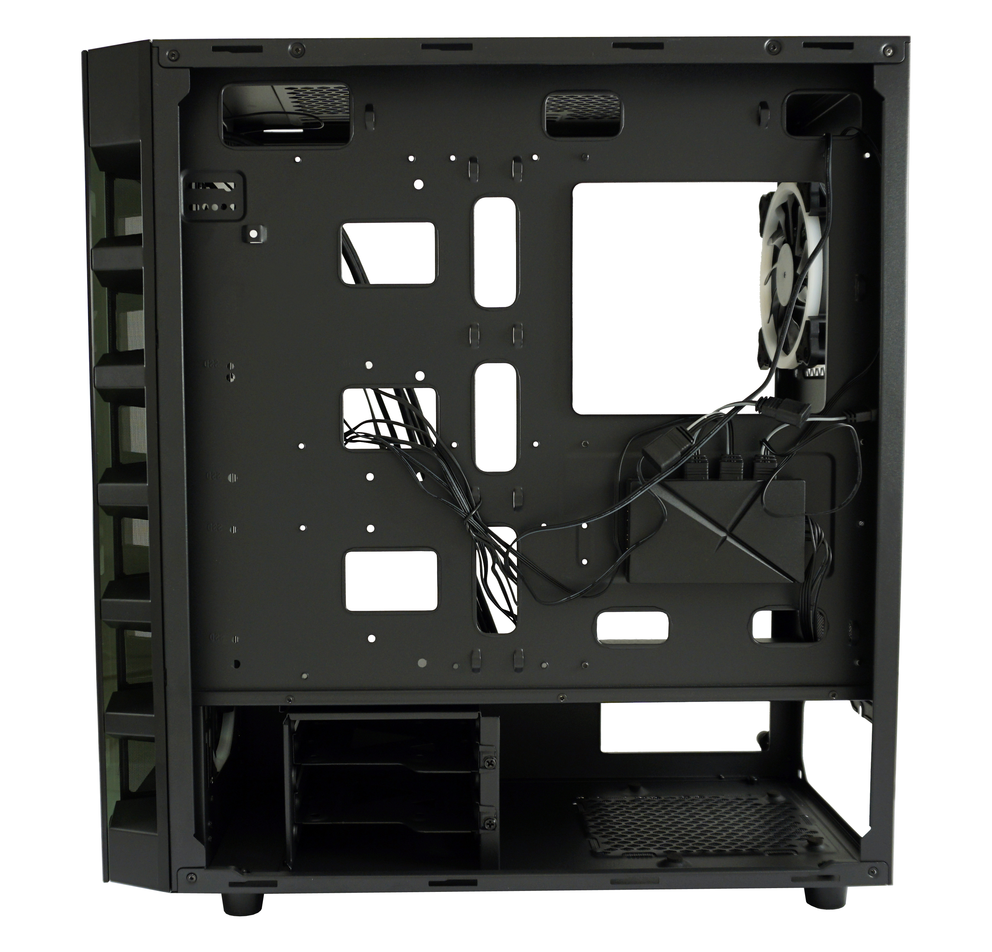 Pusty czarny wnętrze obudowy komputera z wentylatorem i kablami. Izolowane na białym tle.