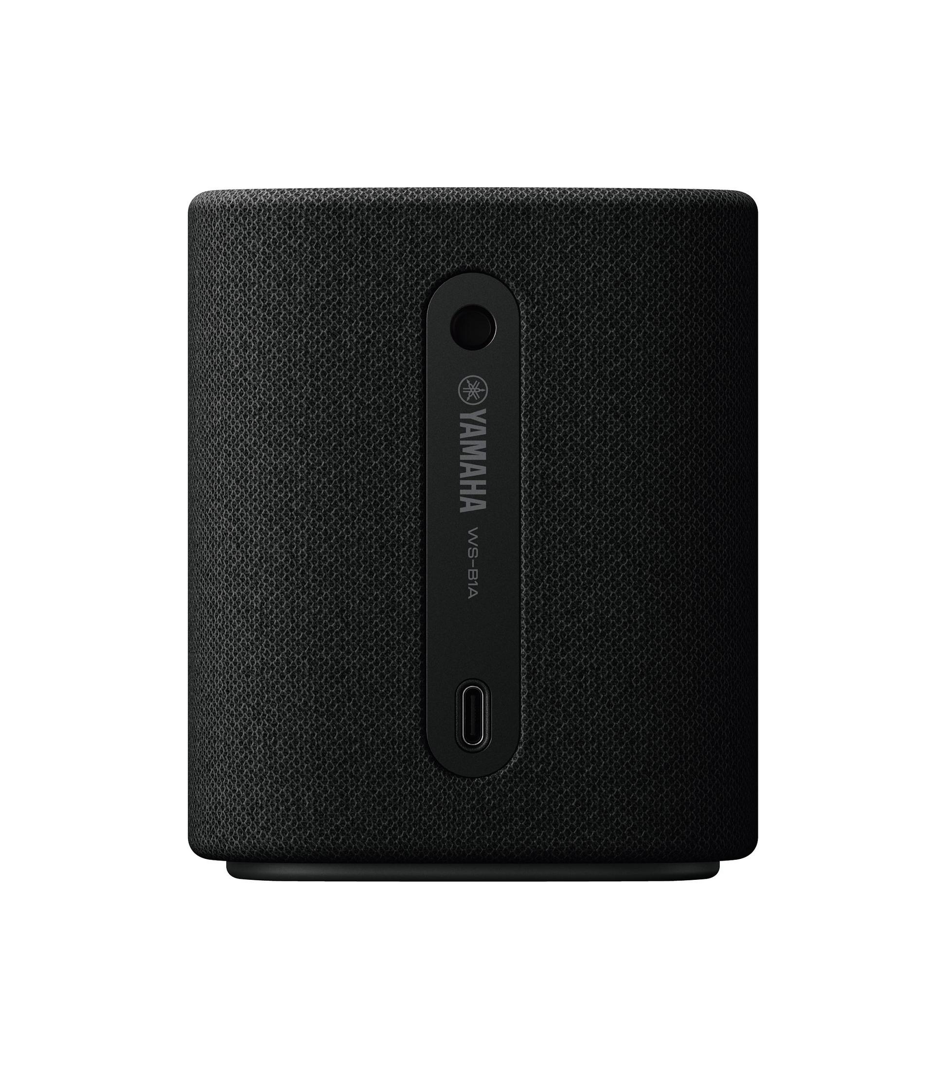 Czarny głośnik Yamaha. Posiada logo Yamaha i port. Ma kształt cylindryczny.