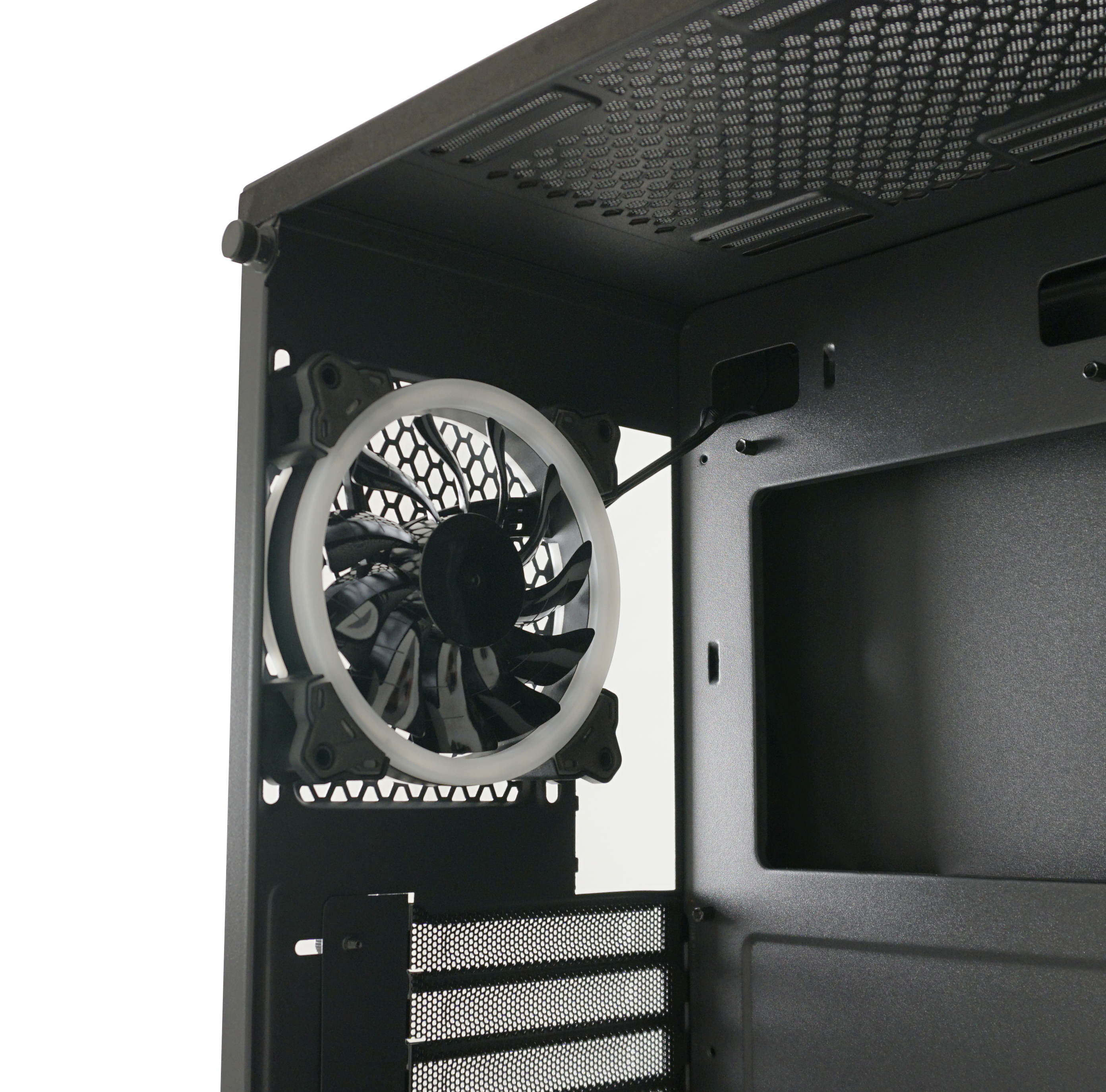 Zbliżenie obudowy komputera z wentylatorem w środku, czarne z białymi akcentami.