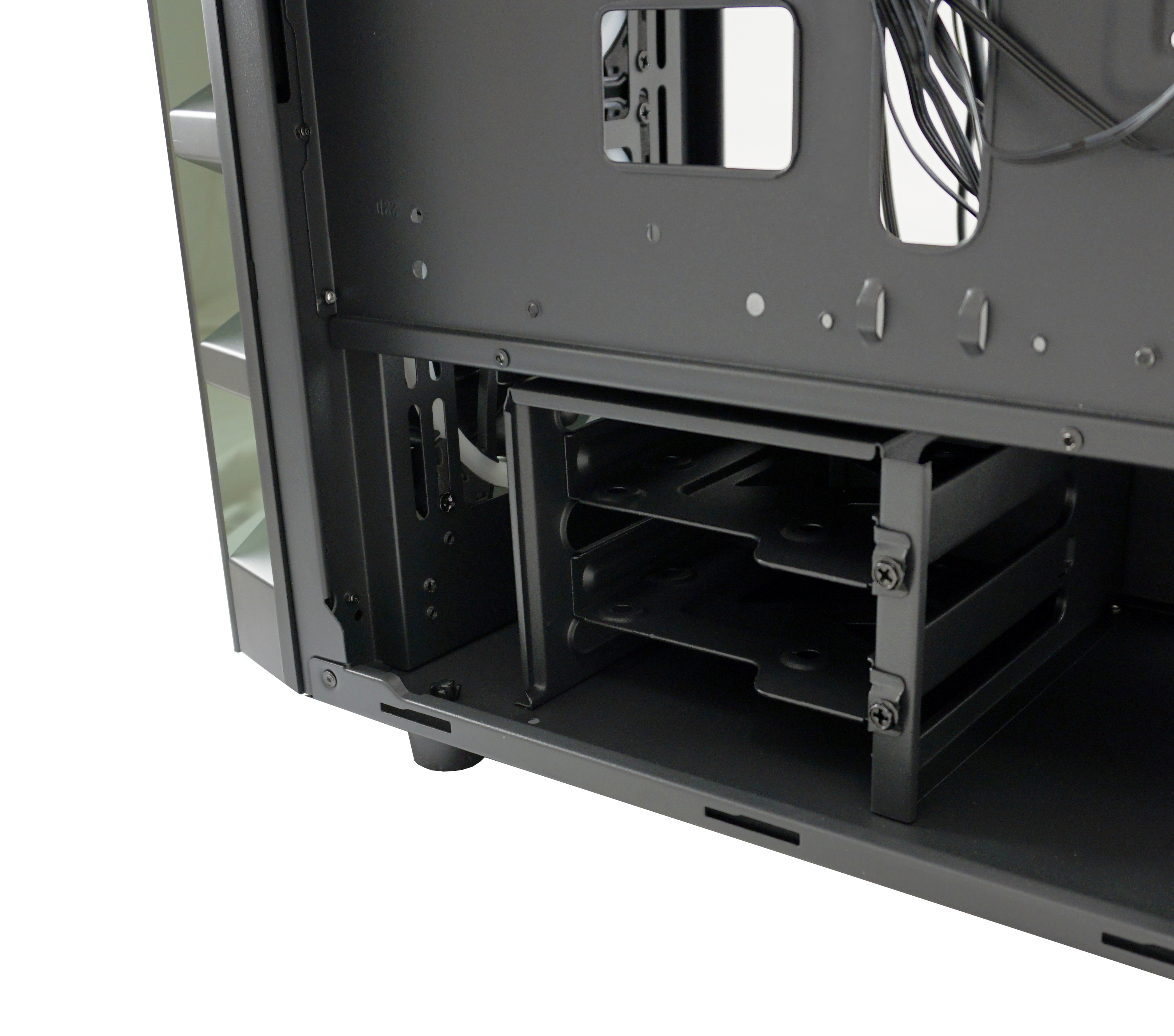 Widoczne wnętrze czarnej obudowy komputera. Metalowe półki w środku.