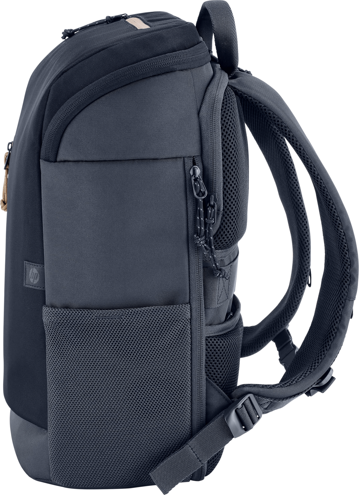 Vista lateral de mochila gris oscuro. Tiene compartimentos y bolsillos de malla.