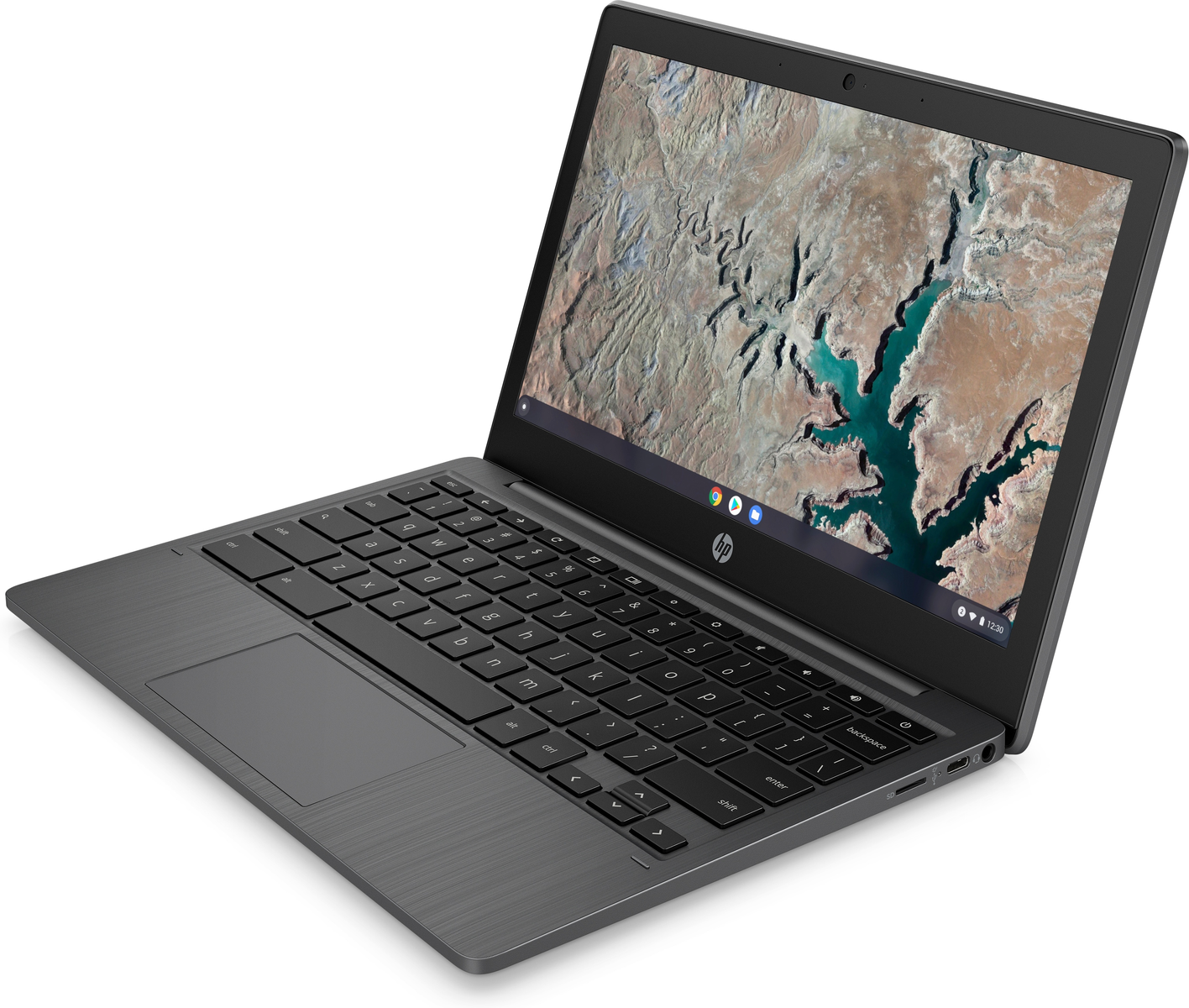 Ein grauer Laptop, der auf weißem Hintergrund geöffnet ist und ein Landschaftsbild anzeigt.
