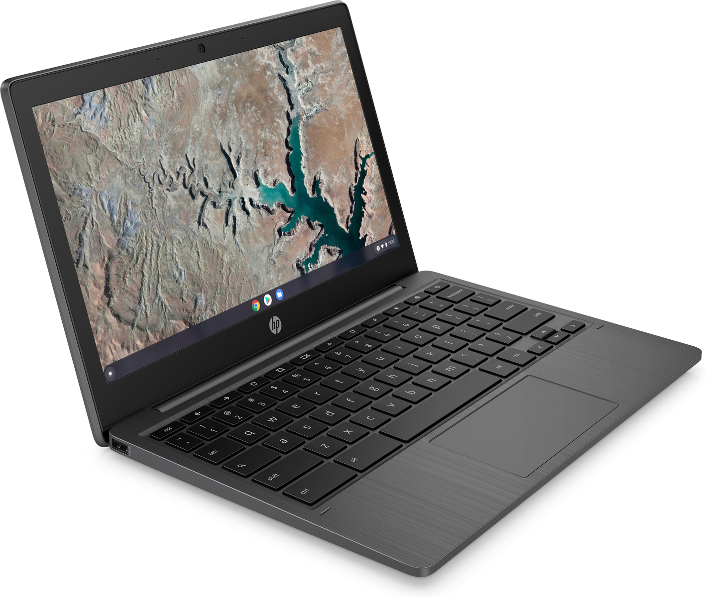 Ein graues HP Chromebook-Laptop ist geöffnet und zeigt eine Karte eines Land- und Wassergebiets. Die Tastatur ist sichtbar.