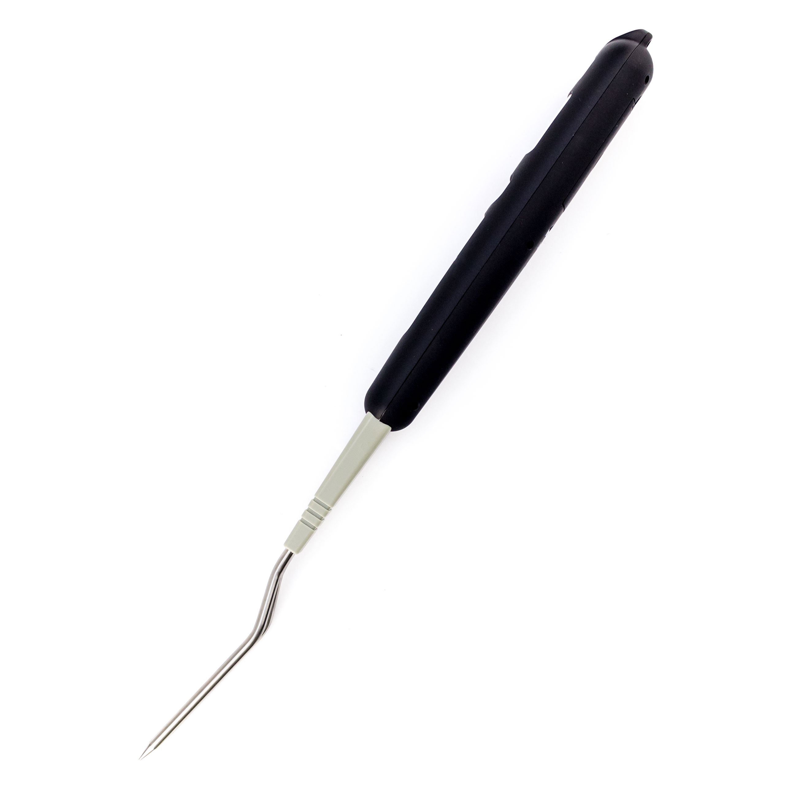 Ein schwarzes und silbernes digitales Lebensmittelt hermometer auf weißem Grund.