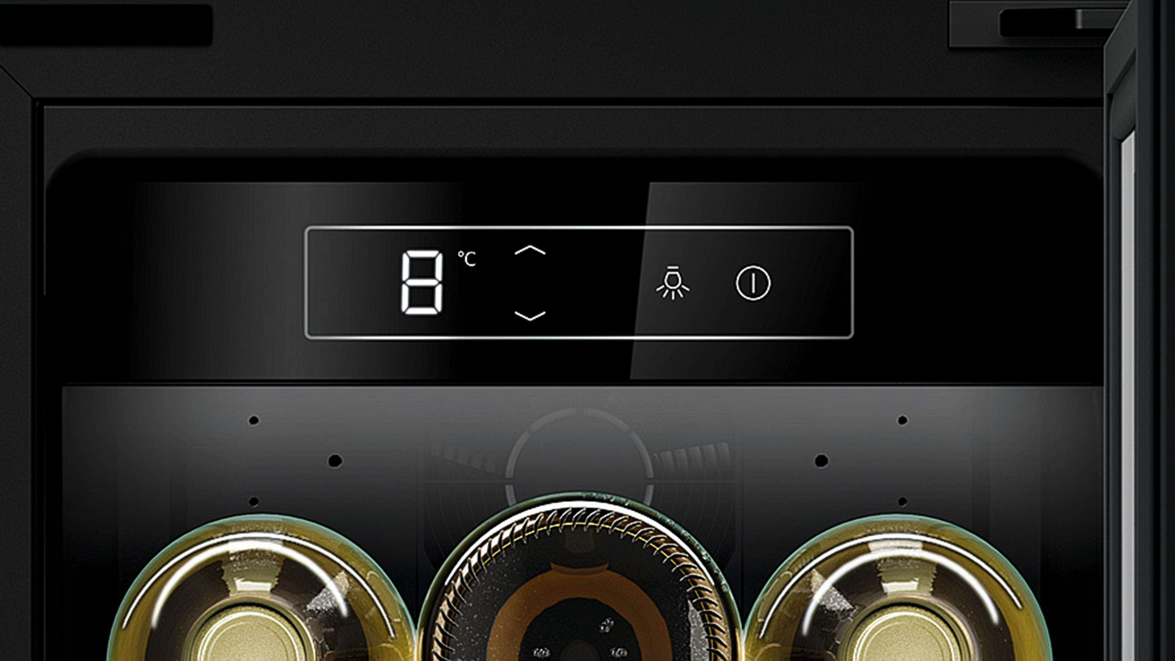 Zbliżenie panelu sterowania chłodziarki do wina, wyświetlające ustawienia temperatury i oświetlenia.