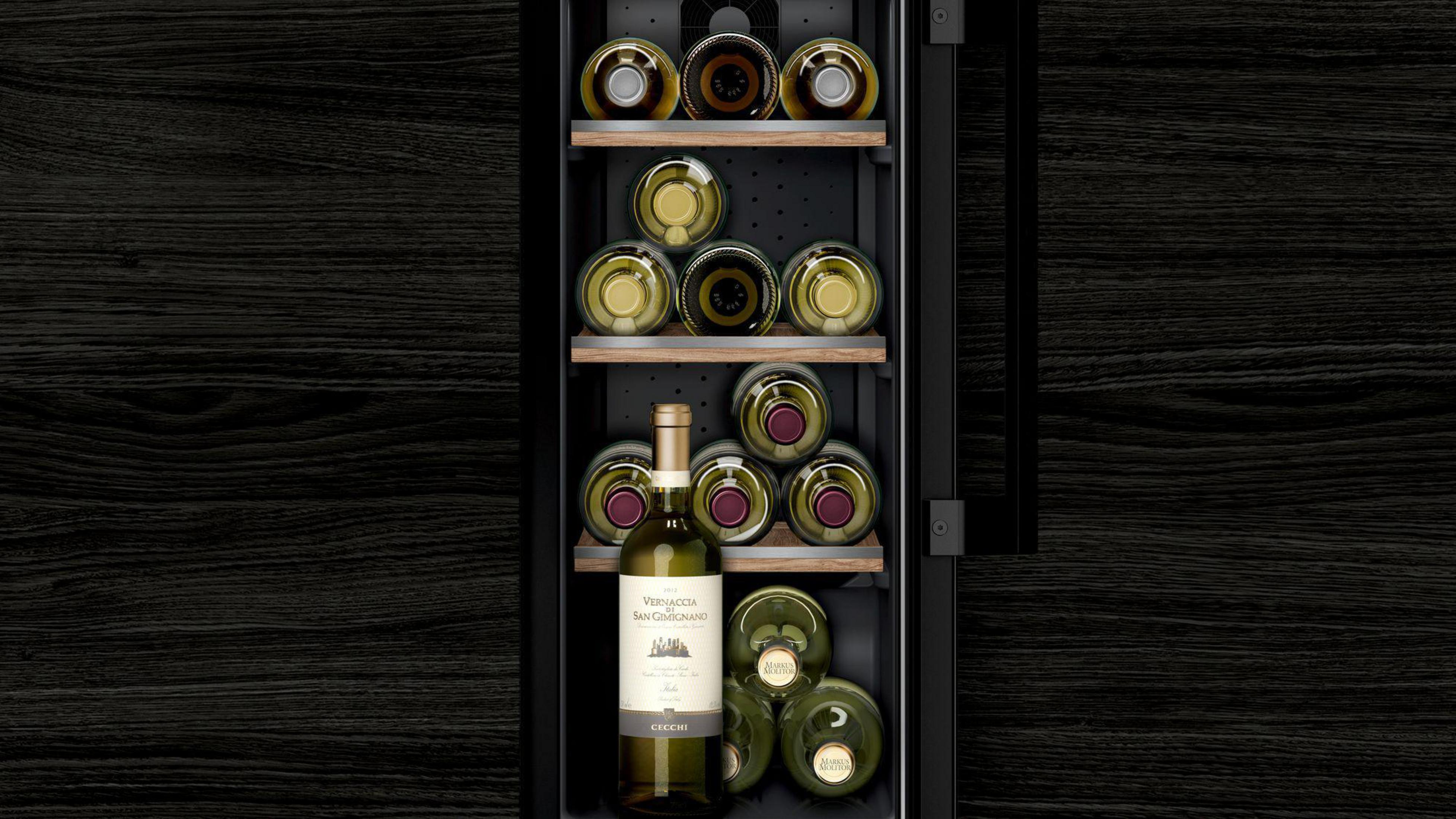 Cantinetta con bottiglie di vino all'interno. Sfondo con pannelli in legno scuro.