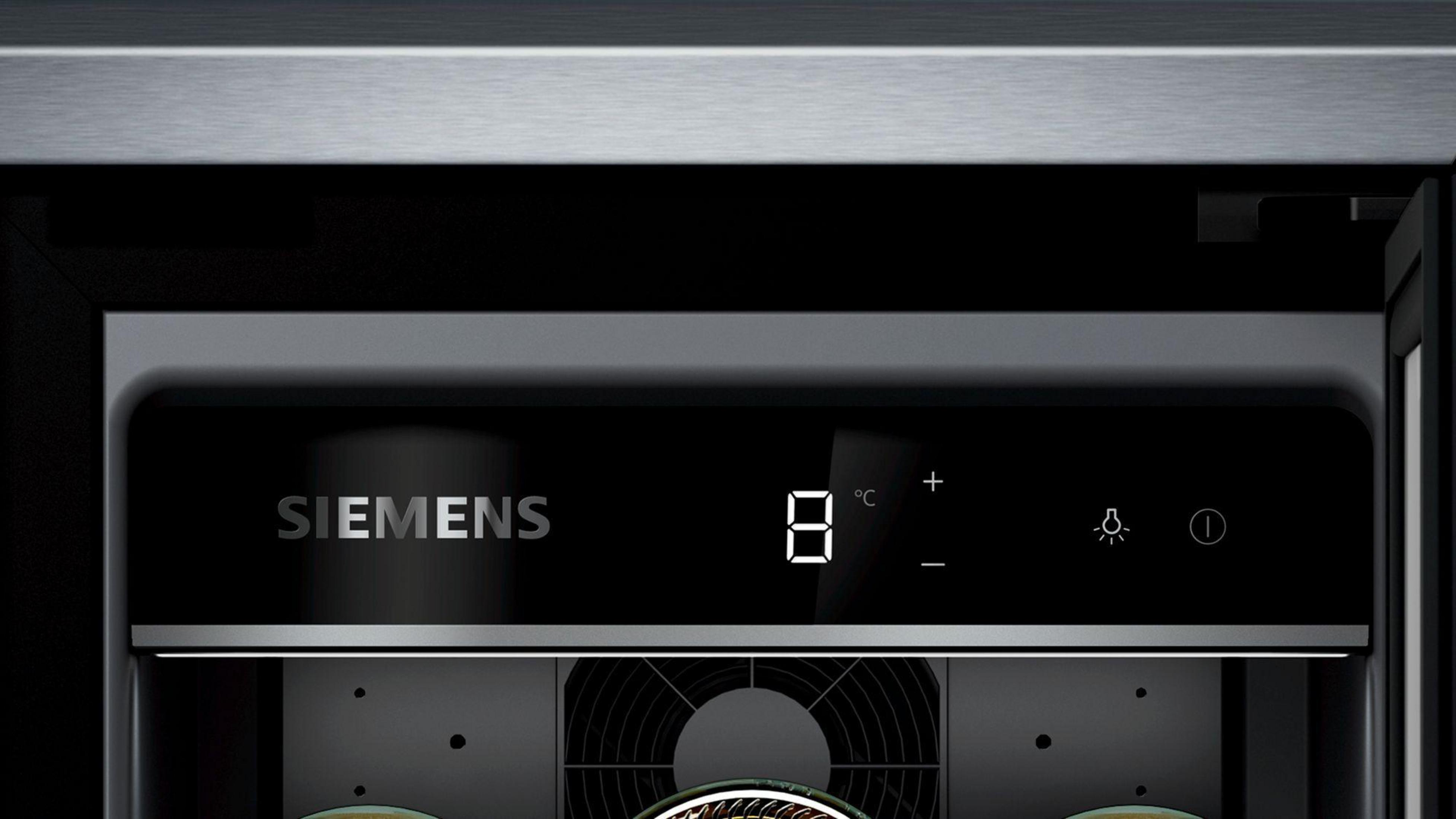Interno di un frigorifero con display digitale che mostra 8°C. Ventola e marchio Siemens visibili.