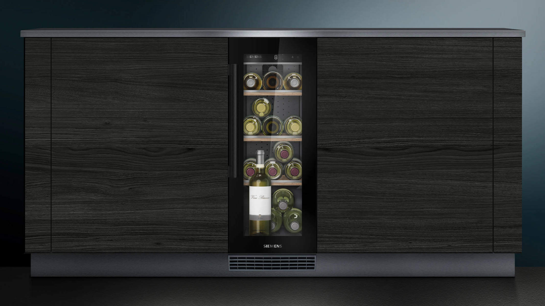 Cantinetta vini a incasso con bottiglie all'interno, in un mobile di legno scuro.