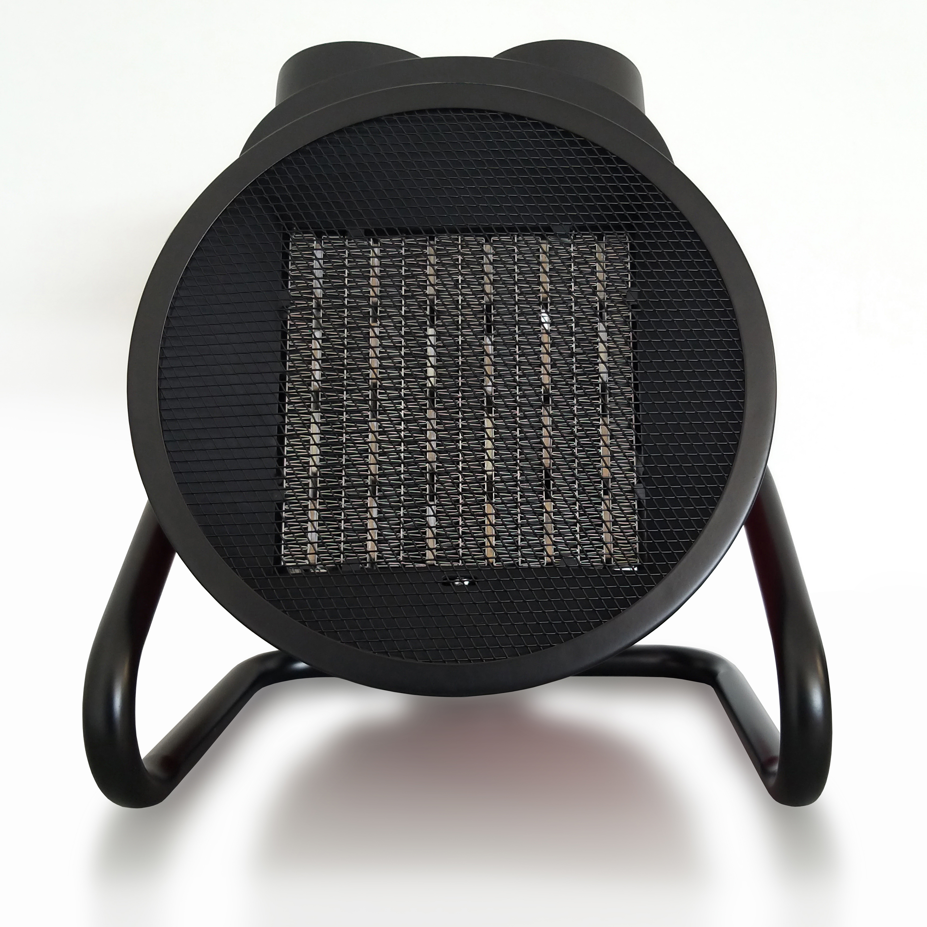 Calentador eléctrico negro con frente redondeado, cubierta de malla y soporte negro sobre fondo blanco.