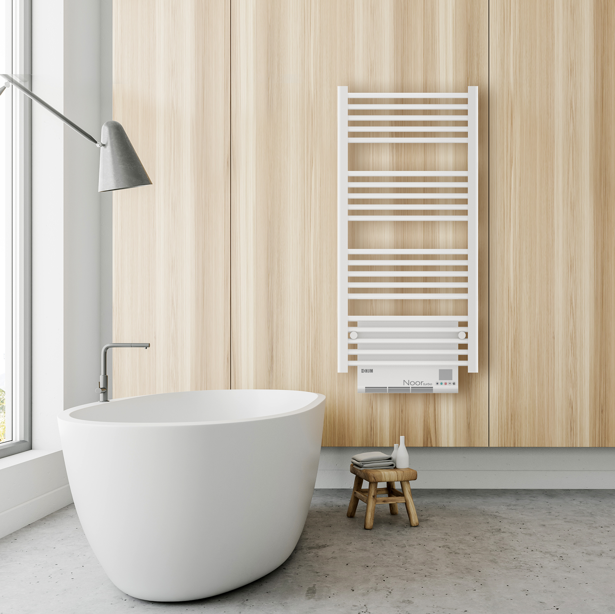 Un toallero blanco contra una pared de paneles de madera clara, con una bañera y un taburete delante.