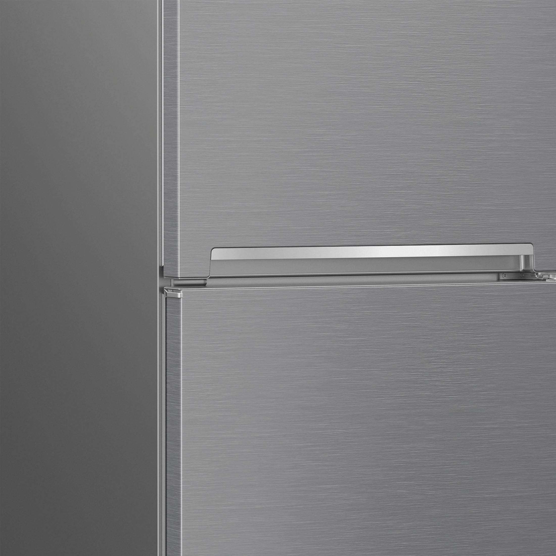 Nahaufnahme eines silbernen Kühlschranks mit horizontalem Griff und Tür.