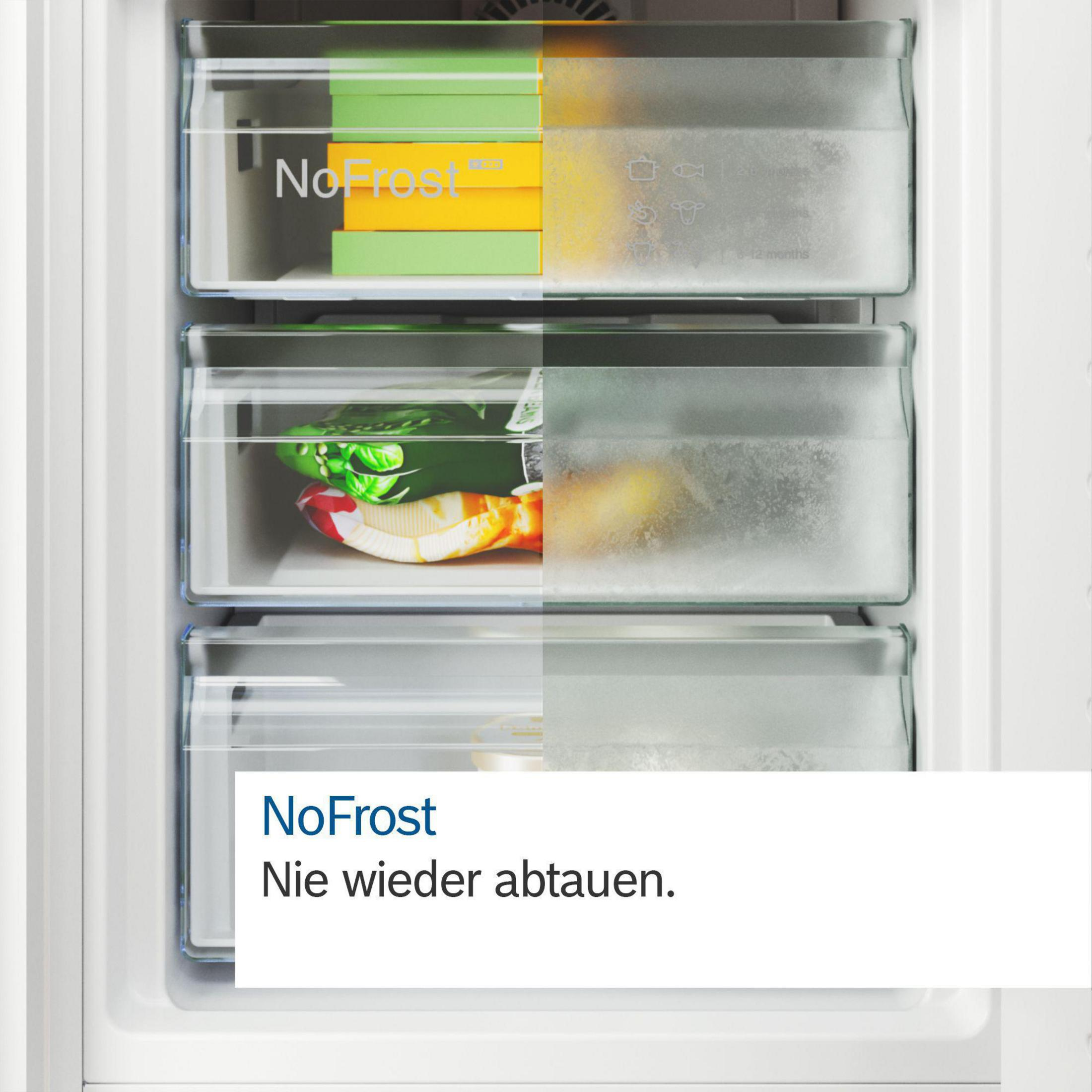 Primer plano de un compartimento del congelador. Se ven cajas de comida, con escarcha en la pared.