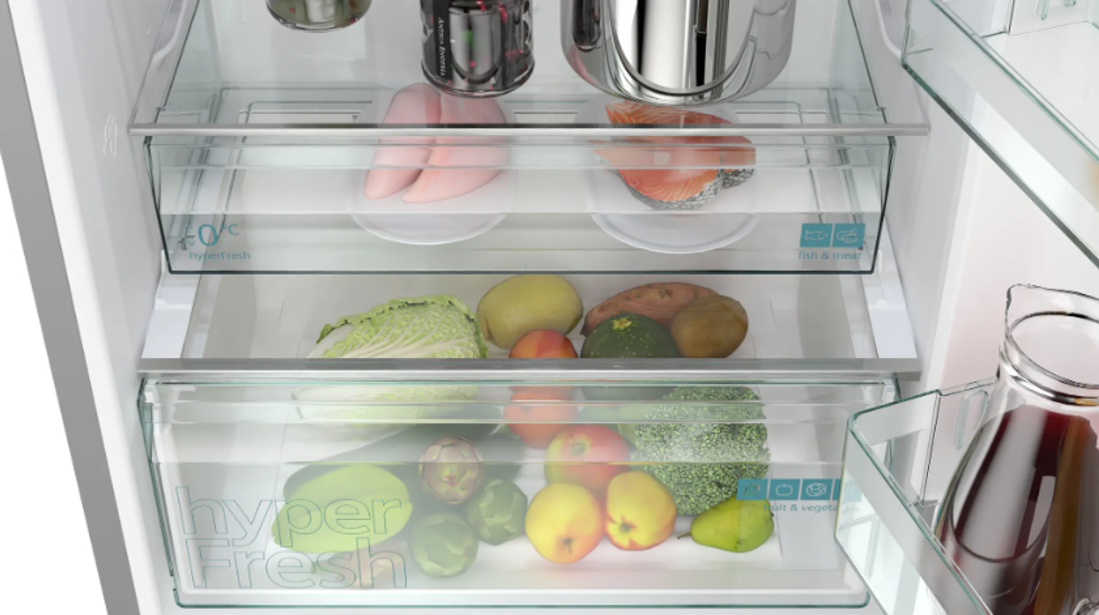 Geöffneter Kühlschrank mit Gemüse in durchsichtigen Schubladen: Salat, Tomaten, Äpfel, Birnen und zubereitete Speisen.