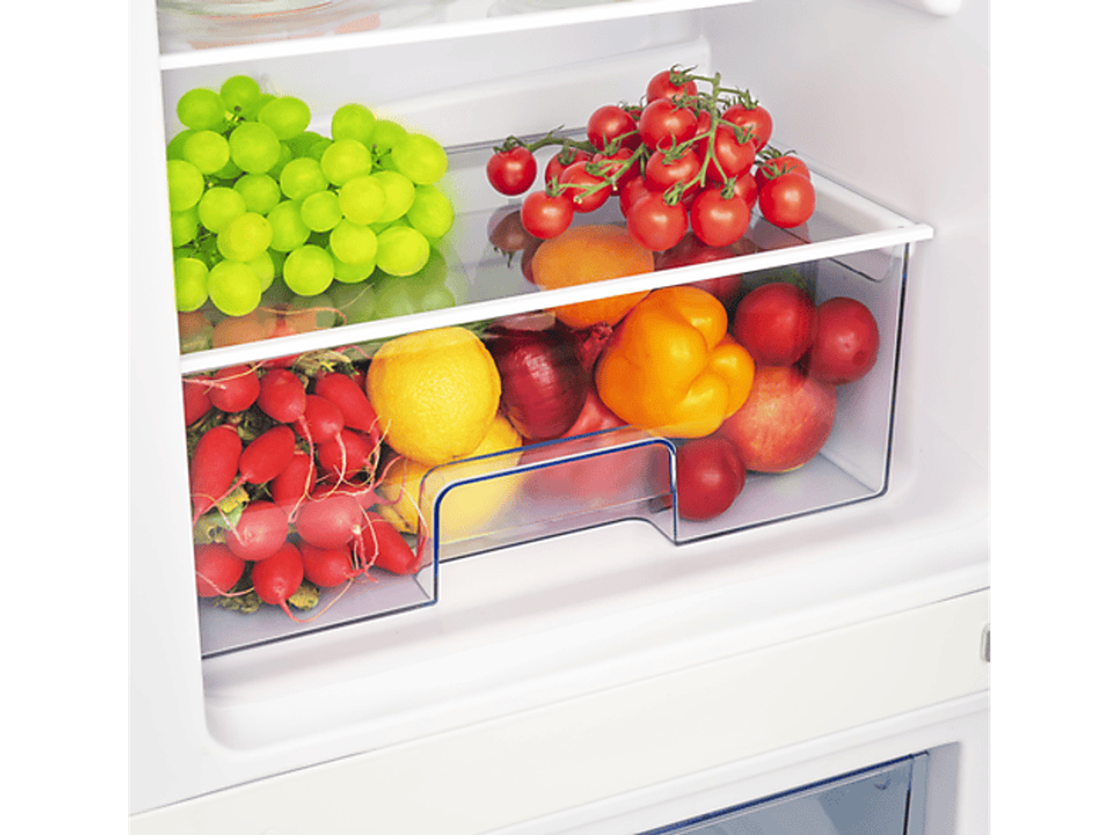 Kühlschrank mit Obst und Gemüse in durchsichtigen Schubladen. Grüne Trauben, Tomaten und mehr sichtbar.