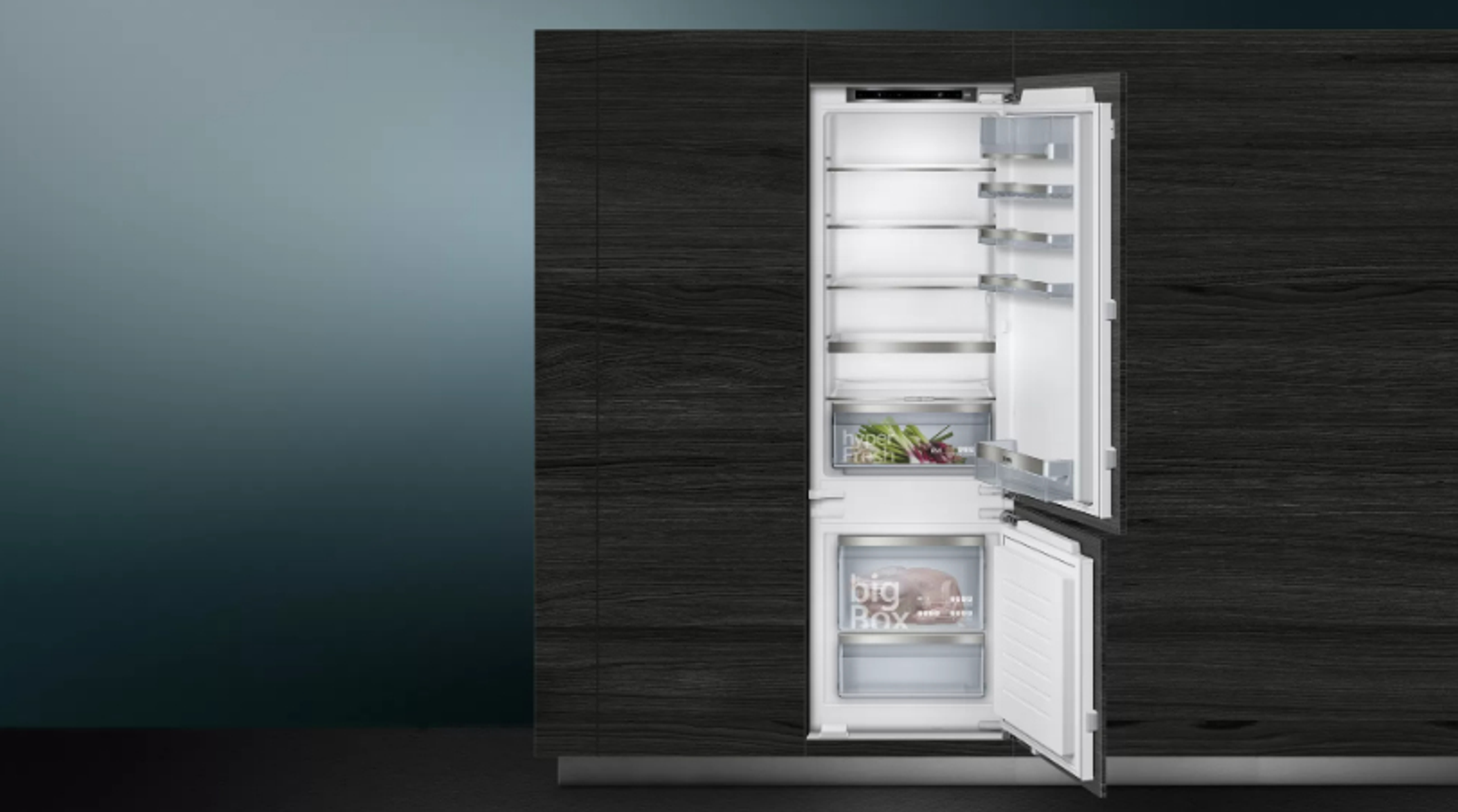 Kühlschrank mit offenen Türen, zeigt Regale, Schubladen und Inhalt im Inneren.