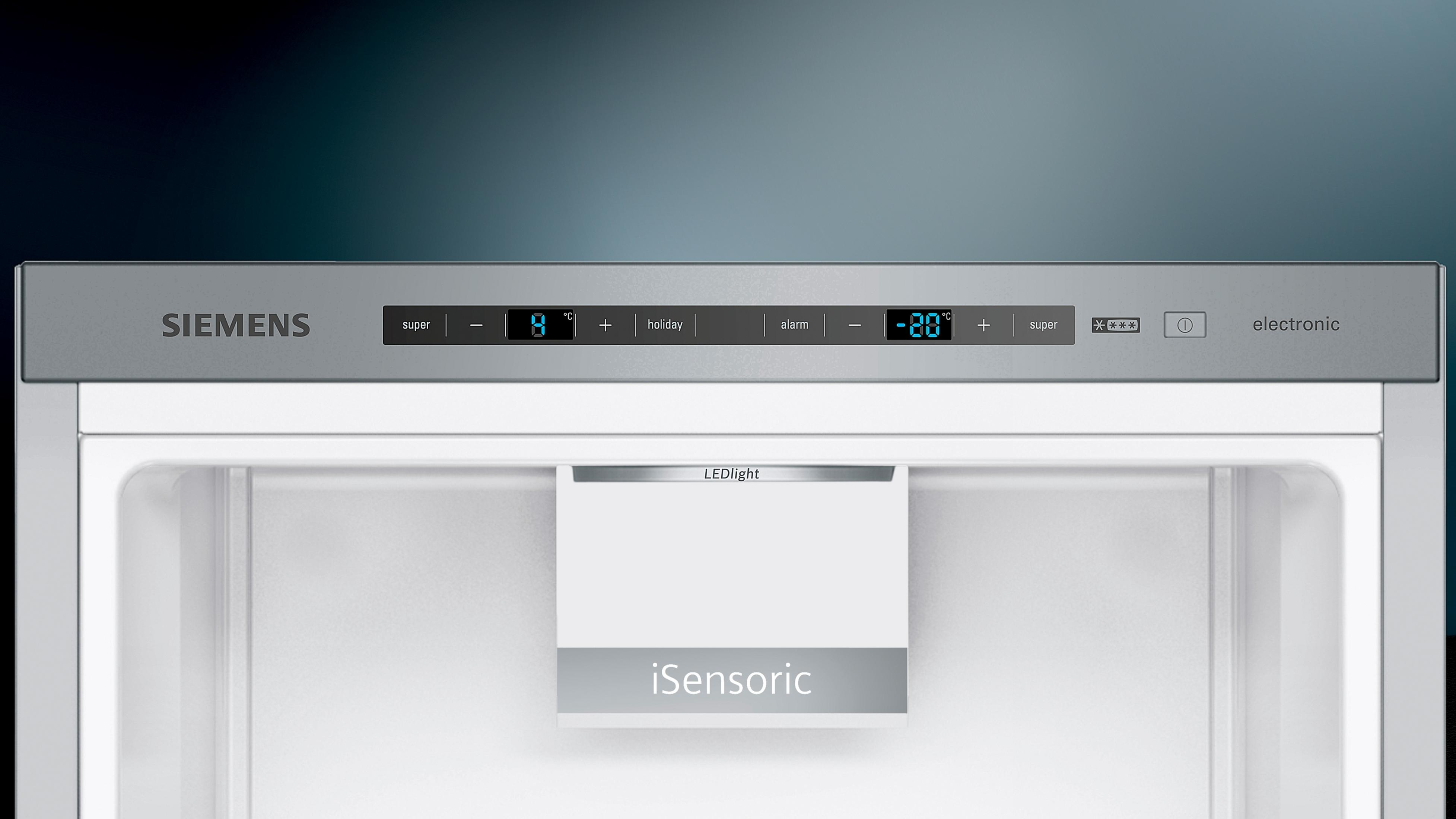 Innenraum eines Siemens Kühlschranks mit Ablagen, LED-Licht und Bedienfeld oben.