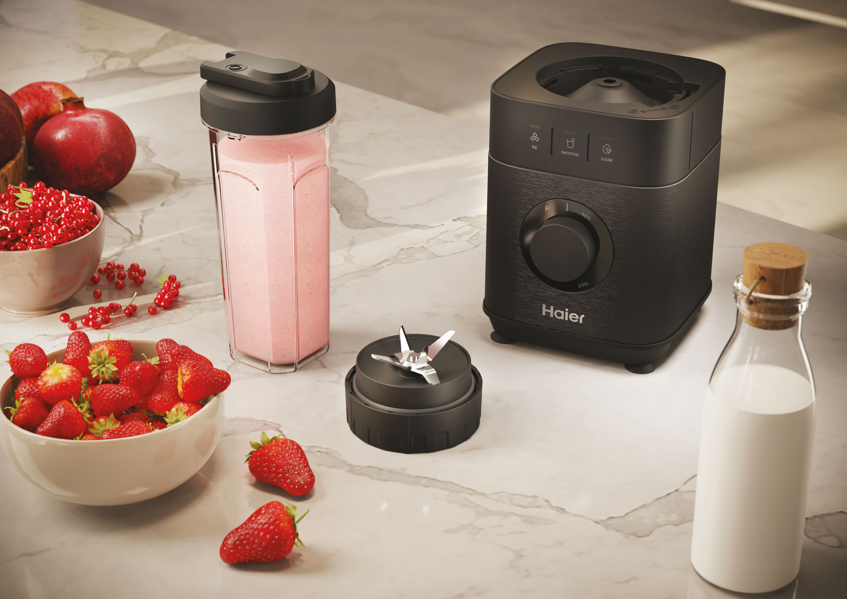 Czarny blender ze smoothie, truskawkami i innymi składnikami na marmurowej powierzchni.