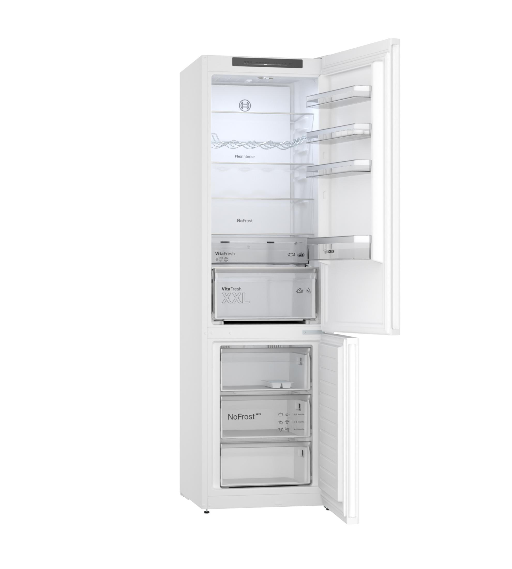 Weißer Kühlschrank mit offenen Türen, zeigt Regale, Schubladen und Innenkomponenten.
