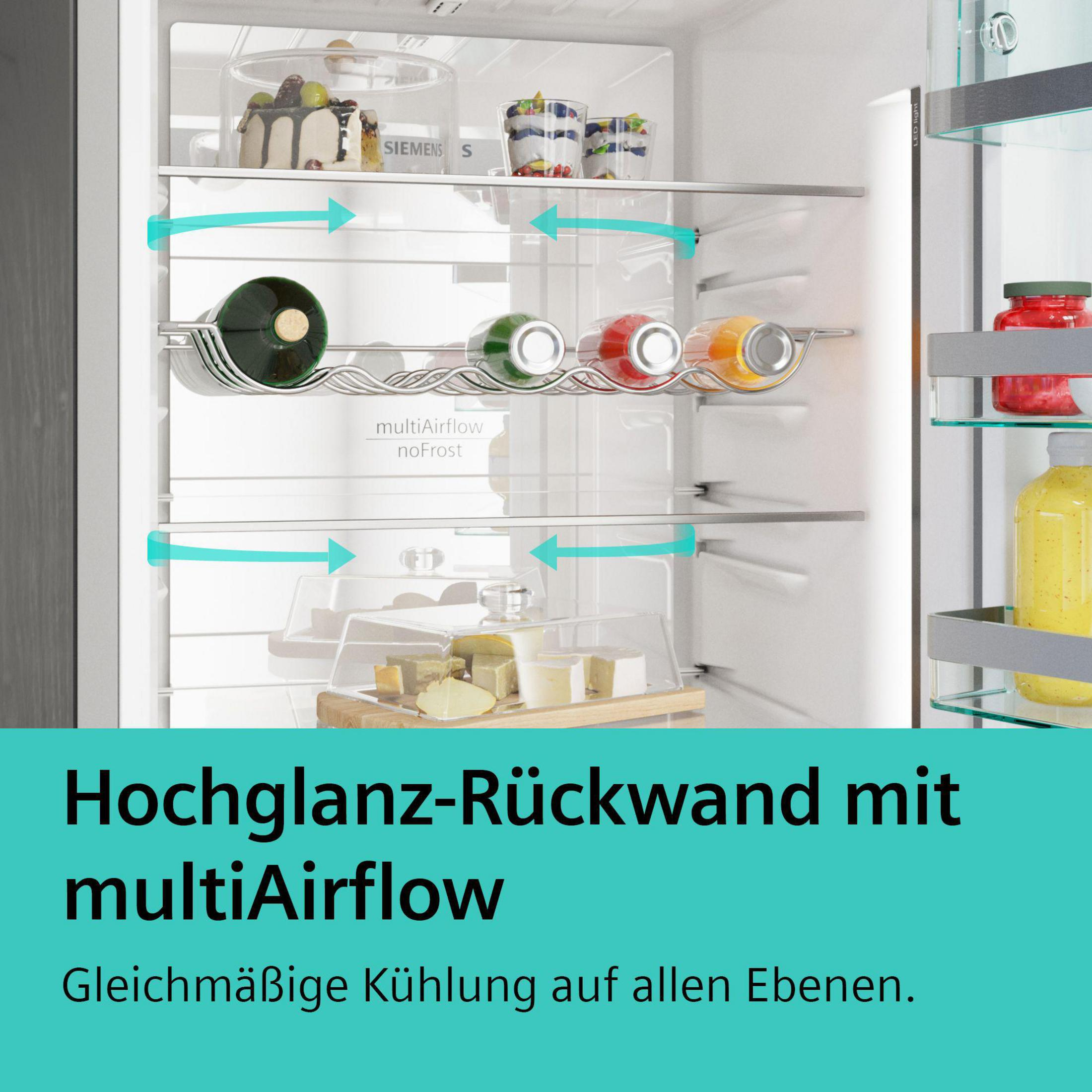 Im Inneren eines Kühlschranks. Es gibt Glasböden, Gläser und Flaschen. Text: Hochglanz-Rückwand mit multiAirflow.